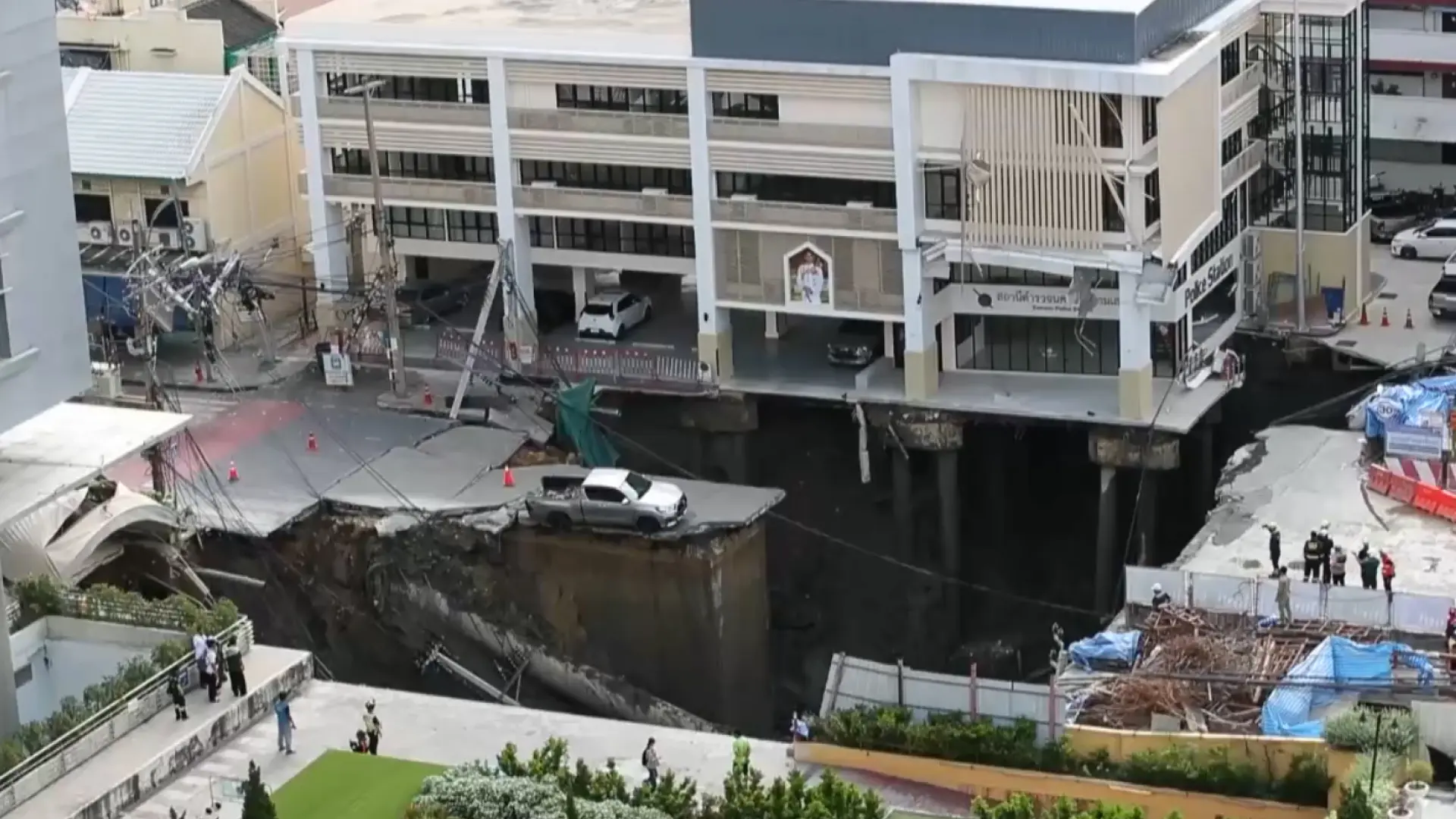 Un socavón gigante frente a un hospital de Tailandia desata el pánico y obliga a evacuar a los pacientes