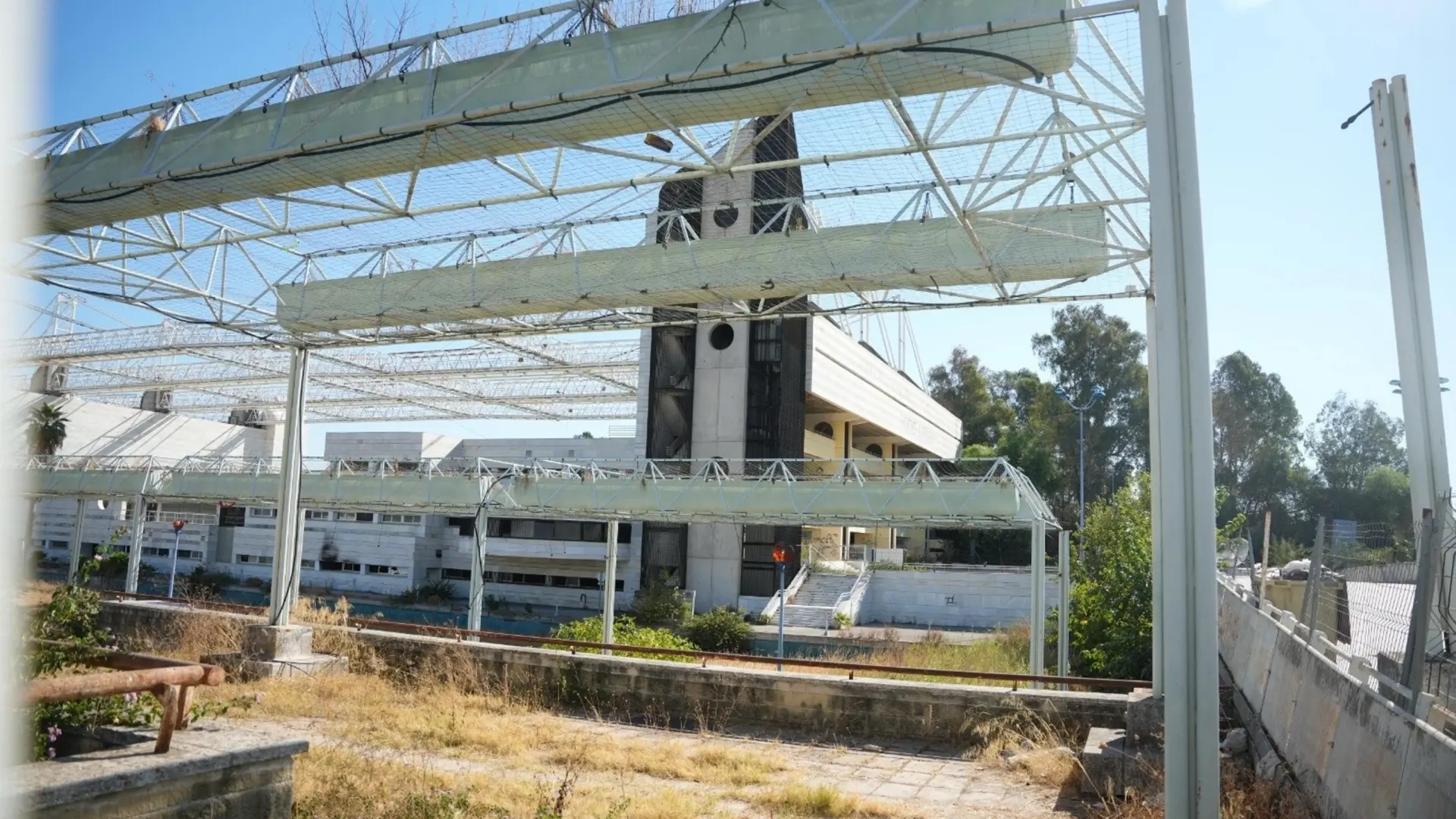 Continúan los incendios en el entorno del auditorio Rocío Jurado con la aparición de nuevas columnas de humo esta mañana