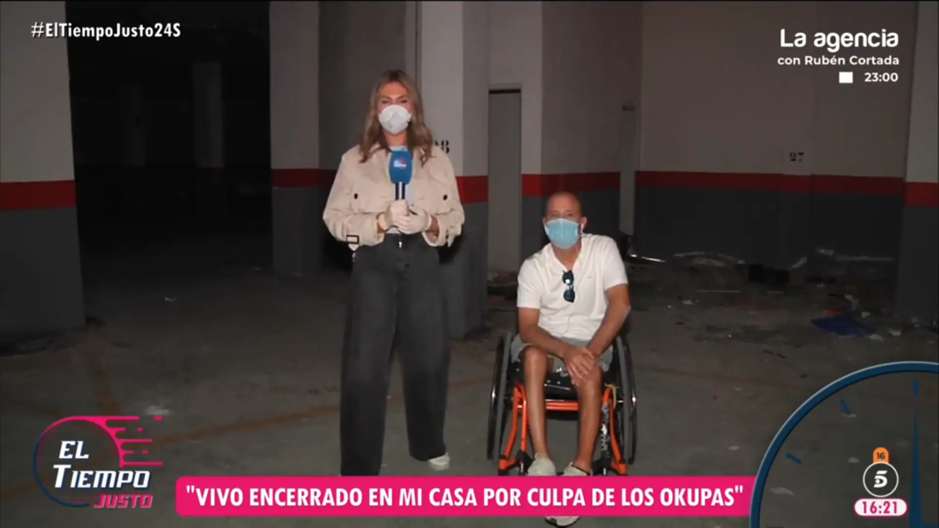 Una reportera de 'El tiempo justo' recibe amenazas de un grupo de okupas: "Estamos custodiados por la policía"