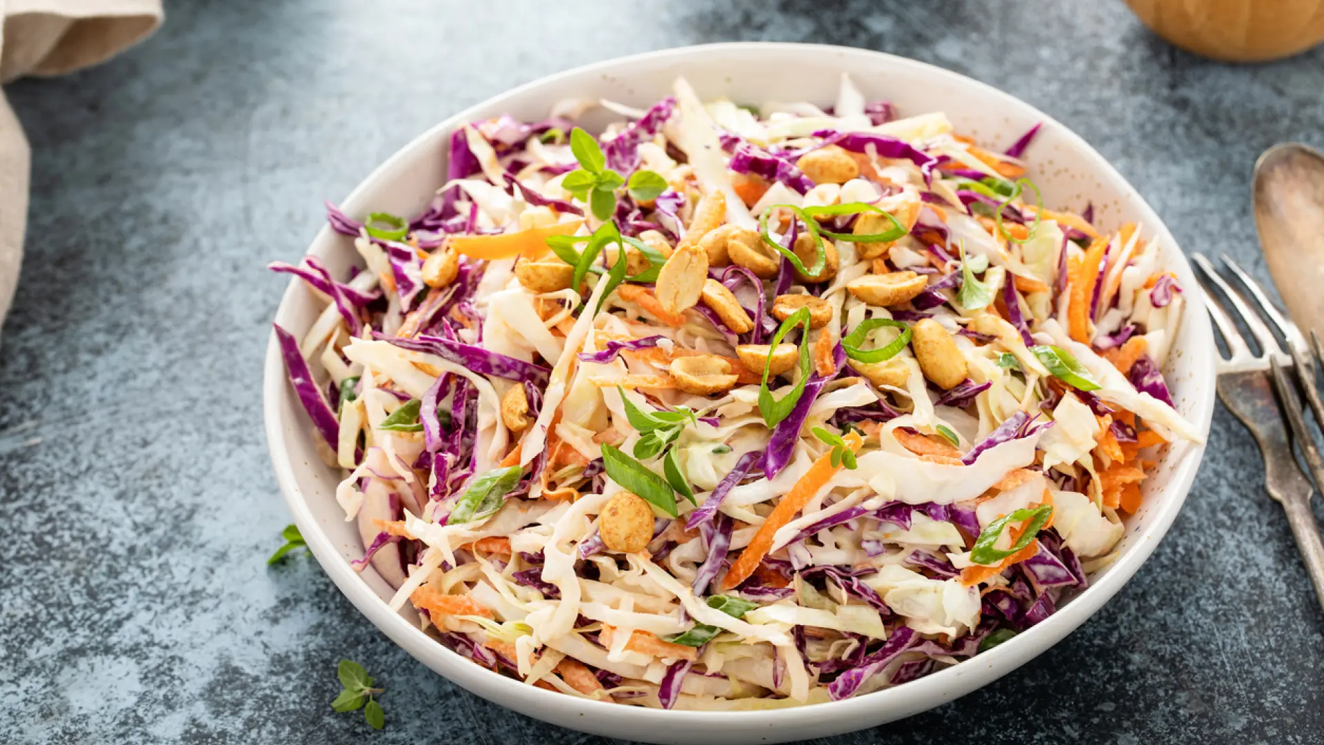 La ensalada de col más barata y fácil que triunfa en la mesa de otoño: una receta con mucho color y sabor