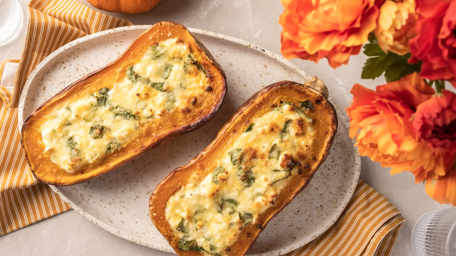 Mitades de calabaza rellenas de queso feta: la receta de otoño fácil y barata que conquista a primera vista