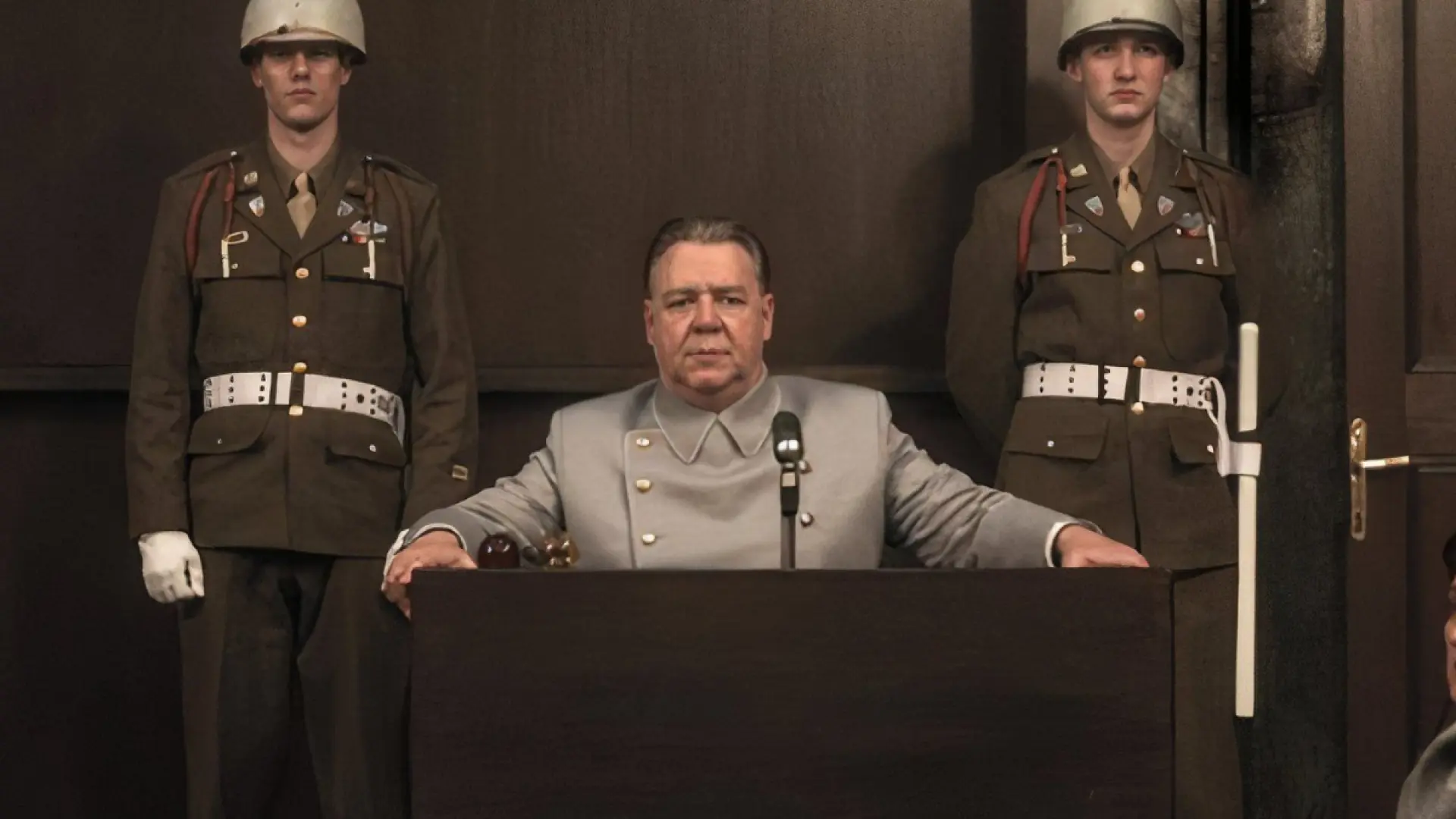 Russell Crowe quiere su Oscar por 'Nuremberg', una película obsoleta con más intención que acierto que llega a San Sebastián