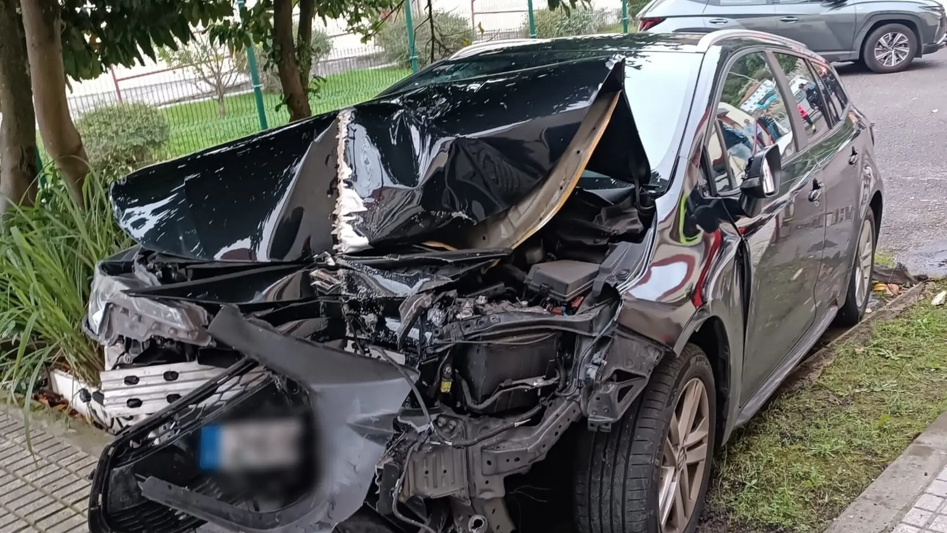 Un coche choca en Santander contra la fachada del IES Peñacastillo tras colisionar con una furgoneta