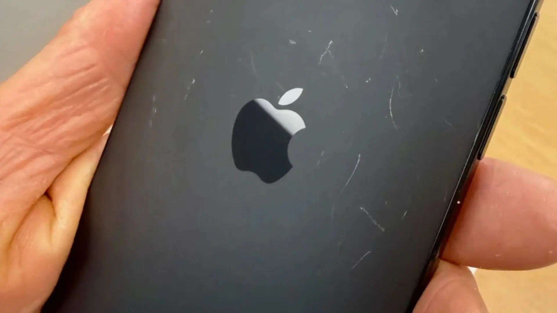 Apple responde a las quejas sobre sus iPhone 17 Pro: no son arañazos y se pueden eliminar con limpieza