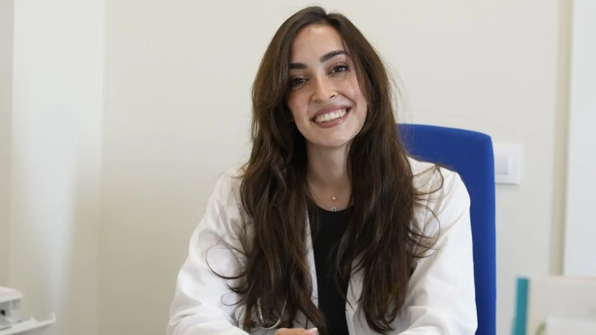 Ana Pérez, doctora, revela el motivo por el que nunca deberías llevar una pinza del pelo al conducir: "Es hora de dejar de hacerlo"