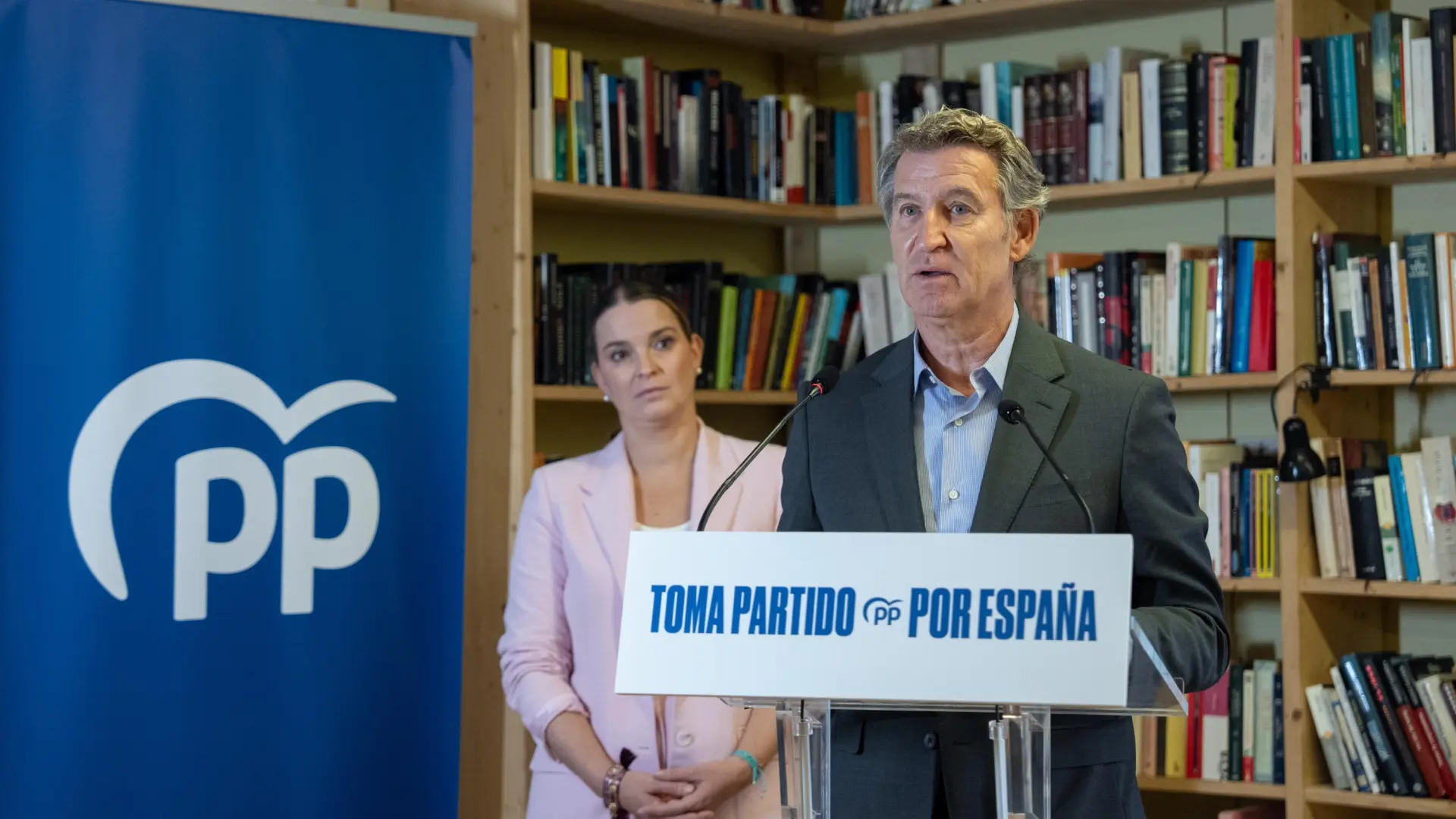 Feijóo acusa a Sánchez de política migratoria "racista y desleal" por "repartir" menores "solo" en territorios del PP