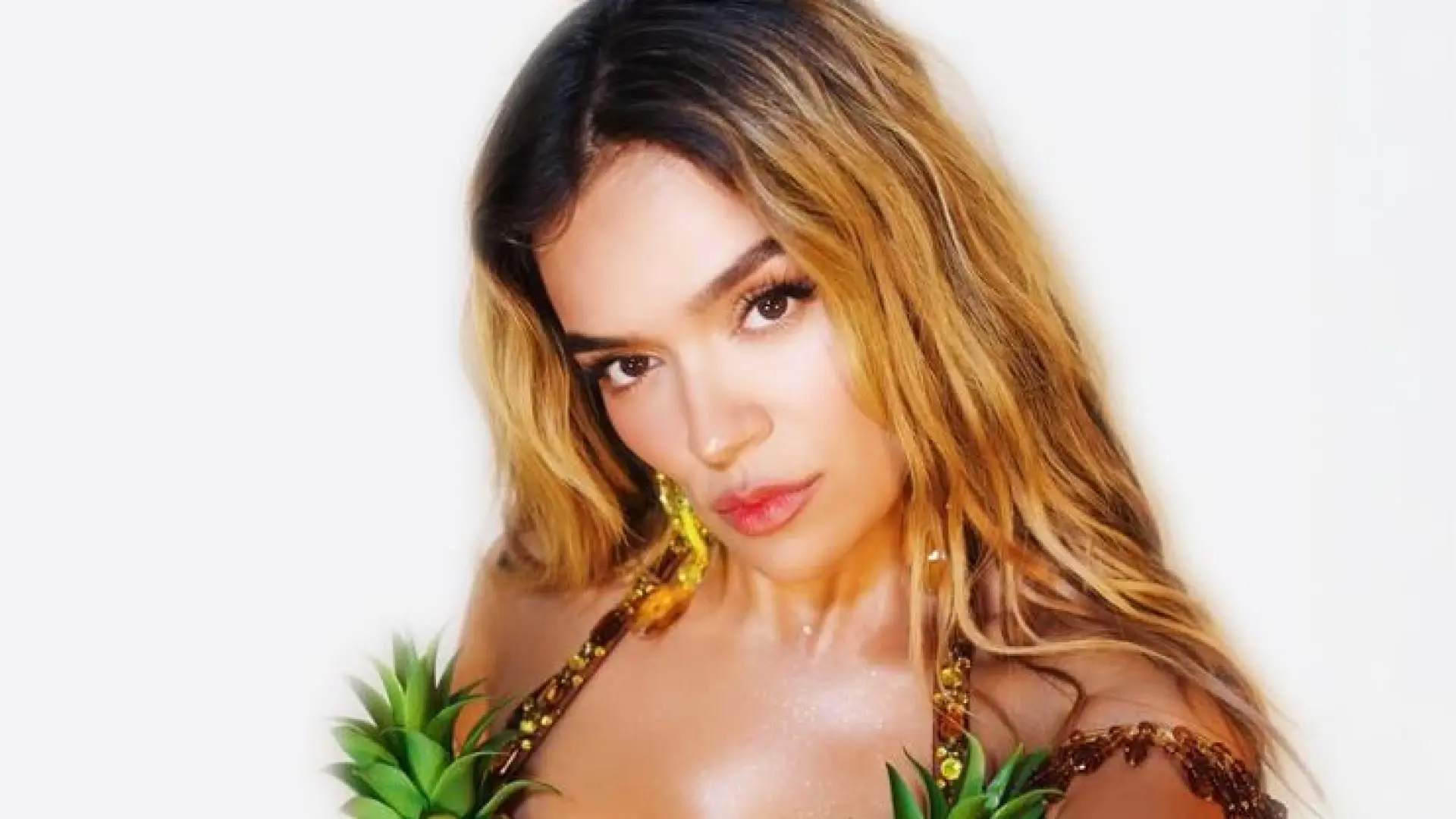 Karol G triunfa en el cabaret parisino en un espectáculo sin teléfonos móviles
