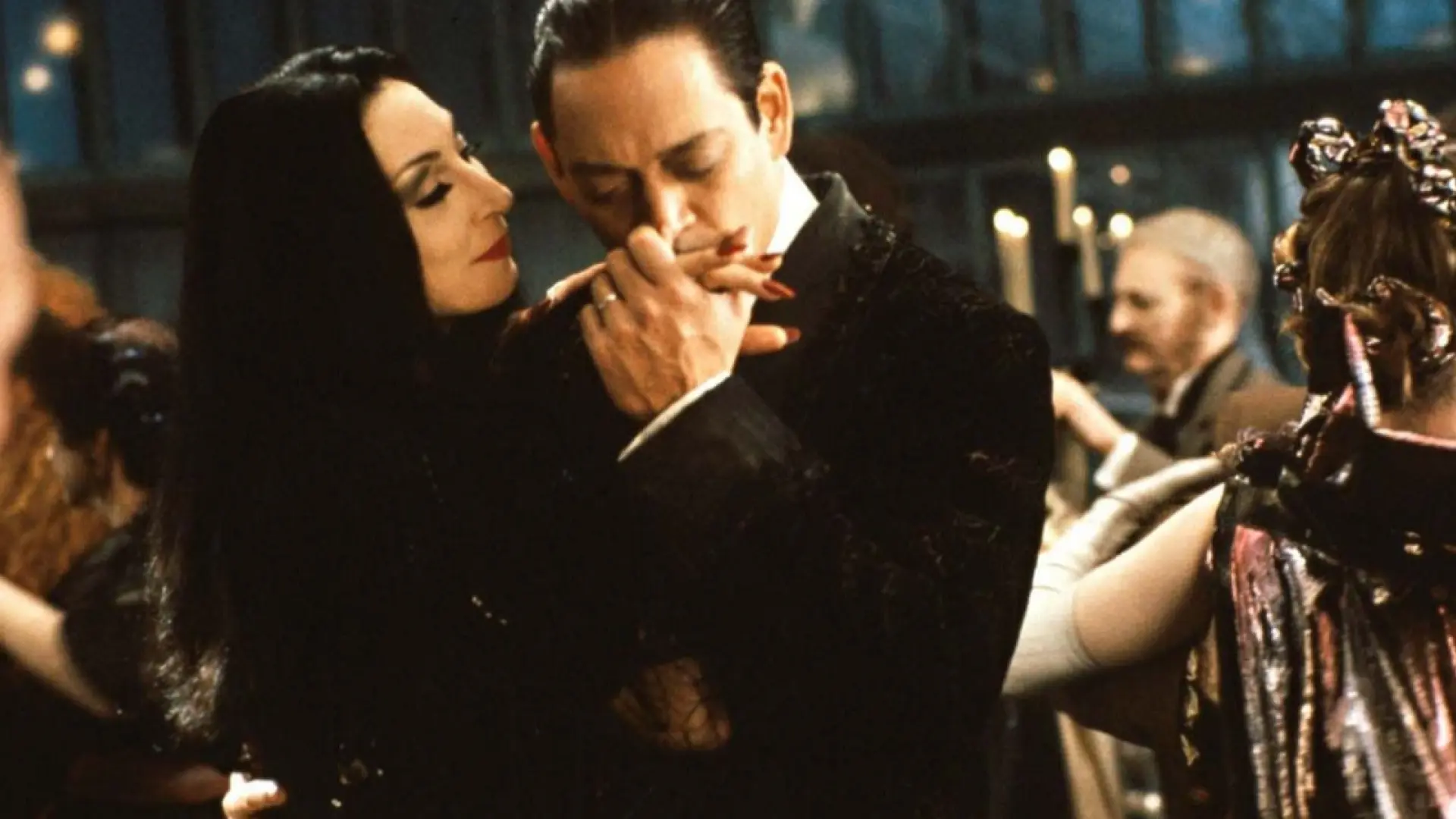 Morticia sigue amando a Gómez, 30 años después de 'La familia Addams': el recuerdo de Anjelica Huston de Raúl Juliá
