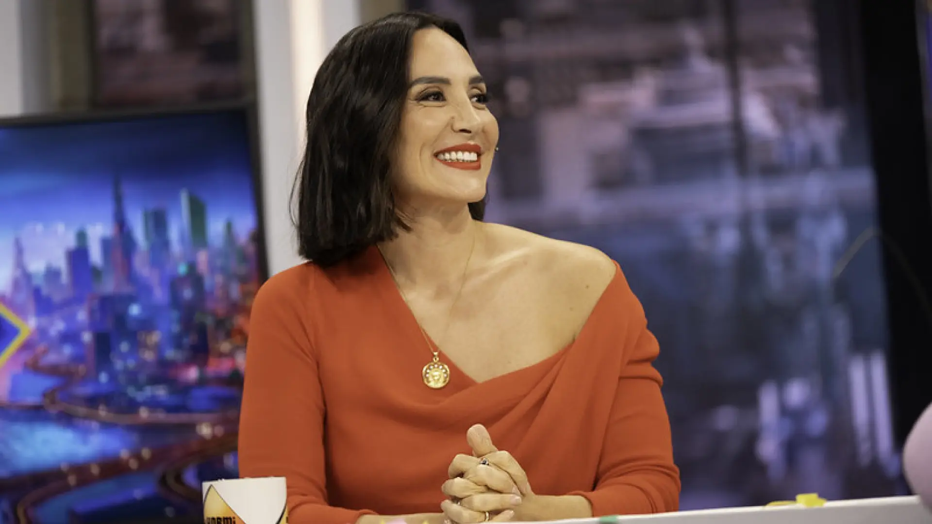 Tamara Falcó, con vaqueros rotos y medalla religiosa para llevar su 'look' más rebelde a 'El Hormiguero'