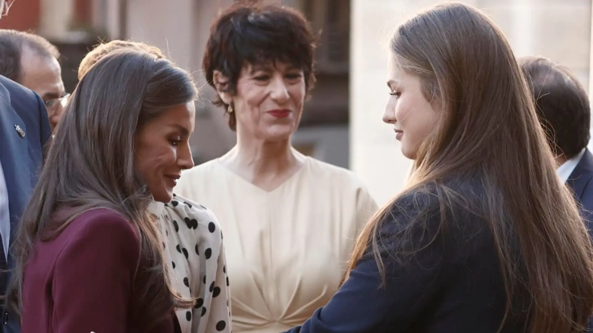 Por qué la reina Letizia y la princesa Leonor apuestan por el mismo tipo de 'look' en su visita a Navarra