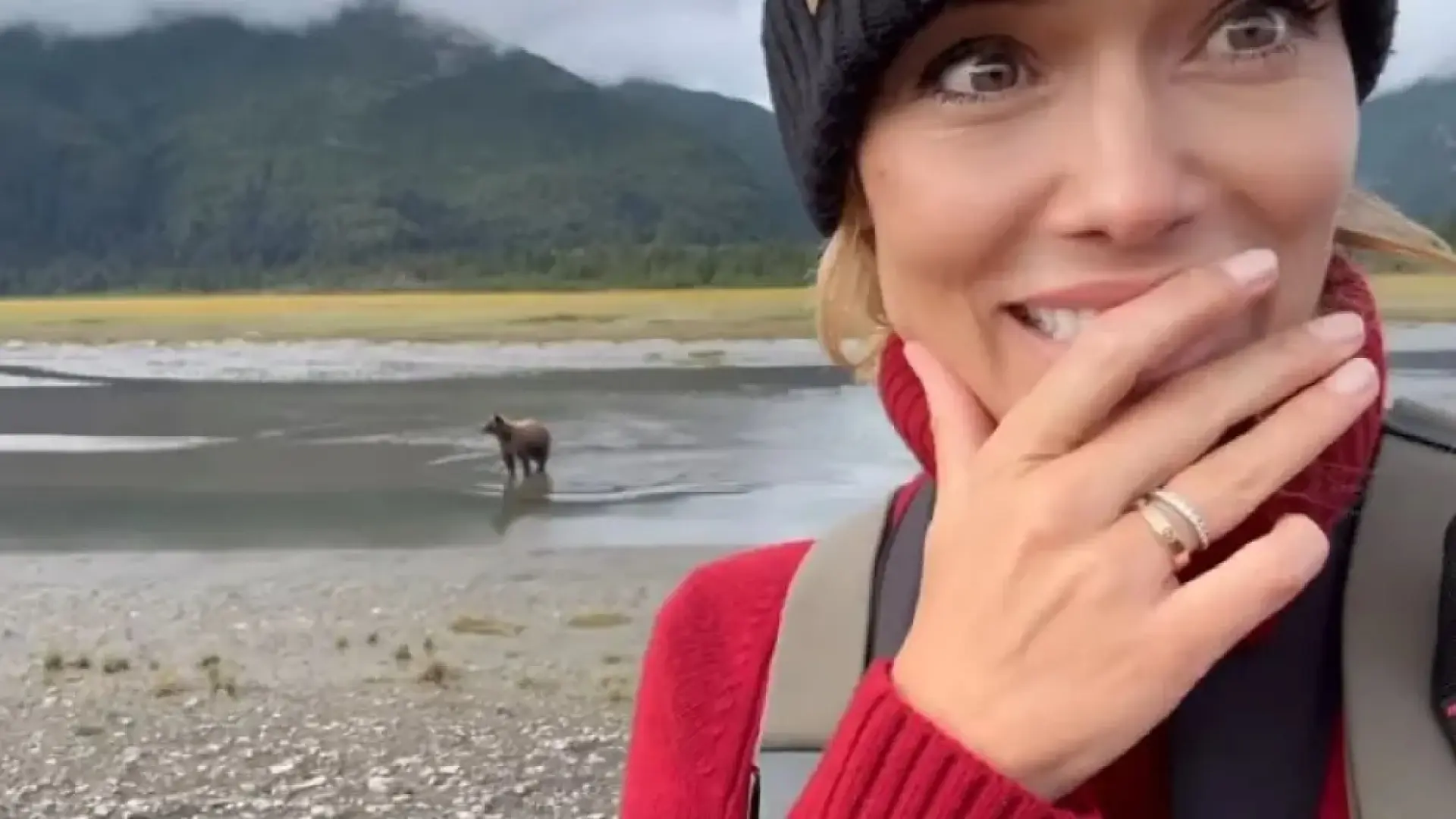 El encuentro de Patricia Conde con un oso en Alaska: "¡Es increíble, está aquí!"