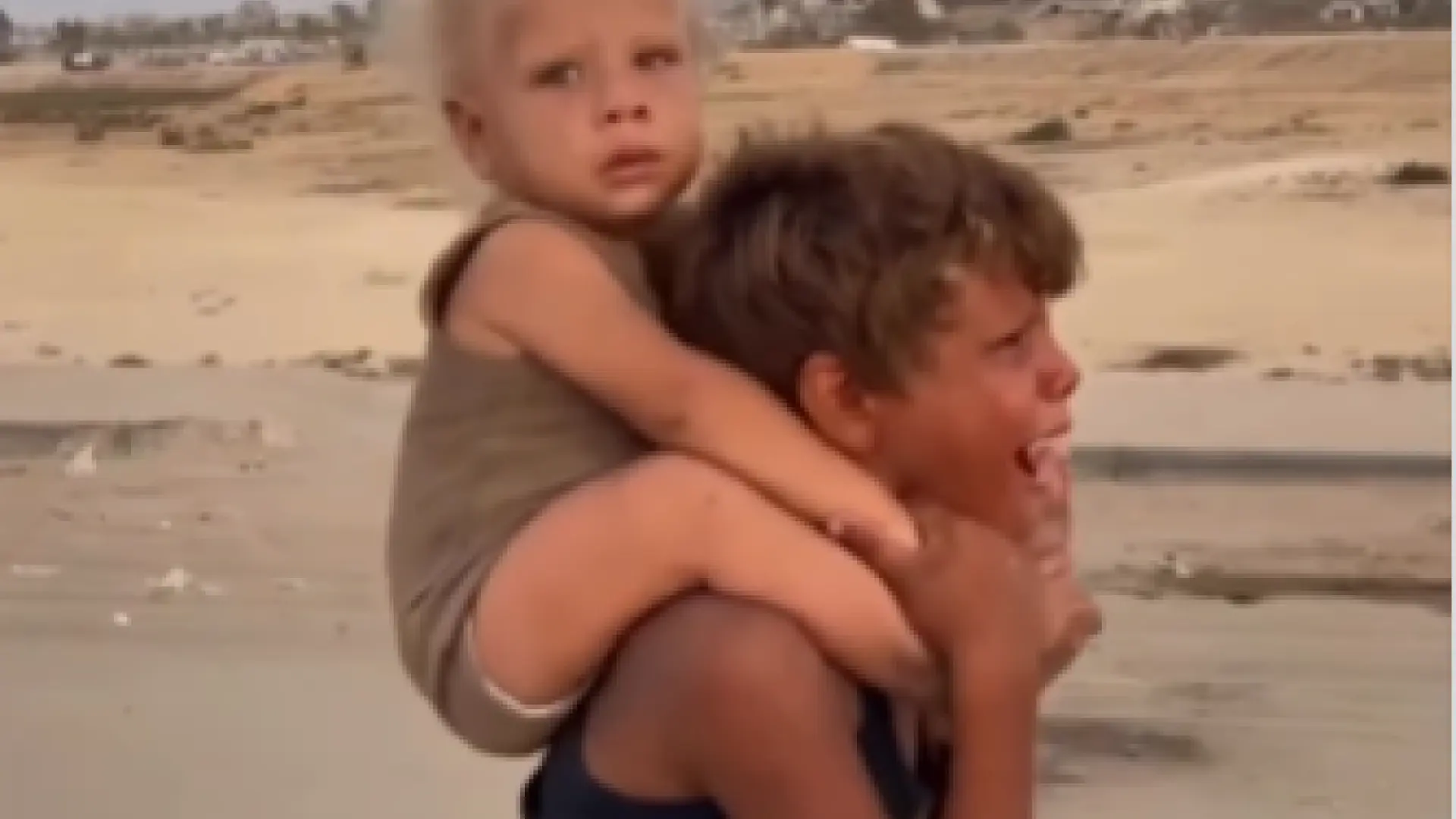 Jadoua y Khaled, los hermanos que huían de las bombas de Gaza entre lágrimas, se reencuentran con su padre