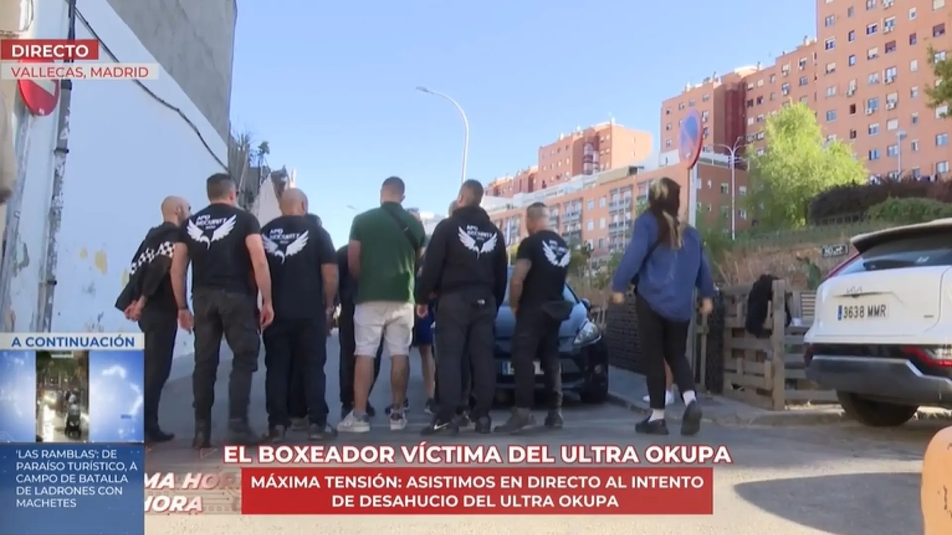 Un ciudadano se encara con un equipo de 'En boca de todos' e interrumpe un intento de desahucio: "¿Vais de matones o qué?"