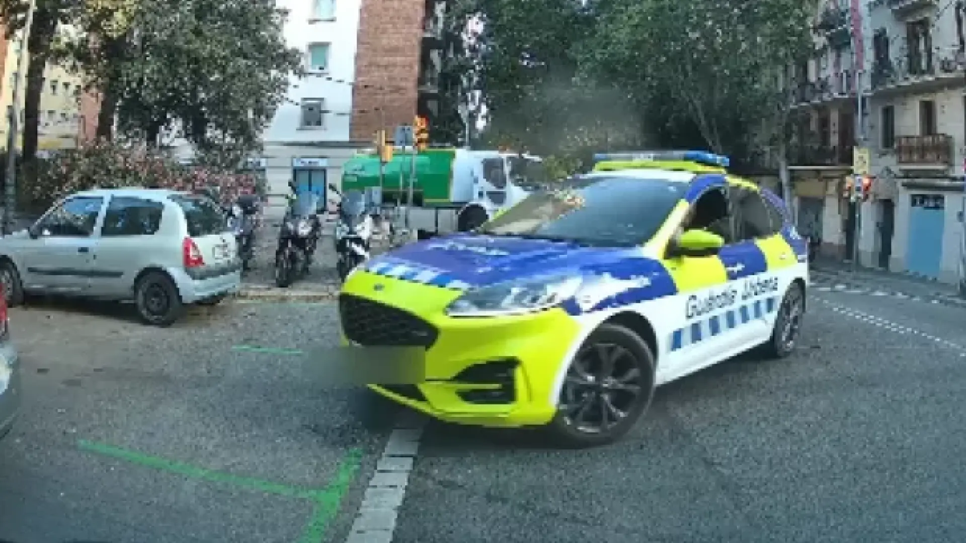 Un alumno de autoescuela se dispone a estacionar y un coche de la Policía le quita el aparcamiento: "Si te vas a Sevilla pierdes la silla"