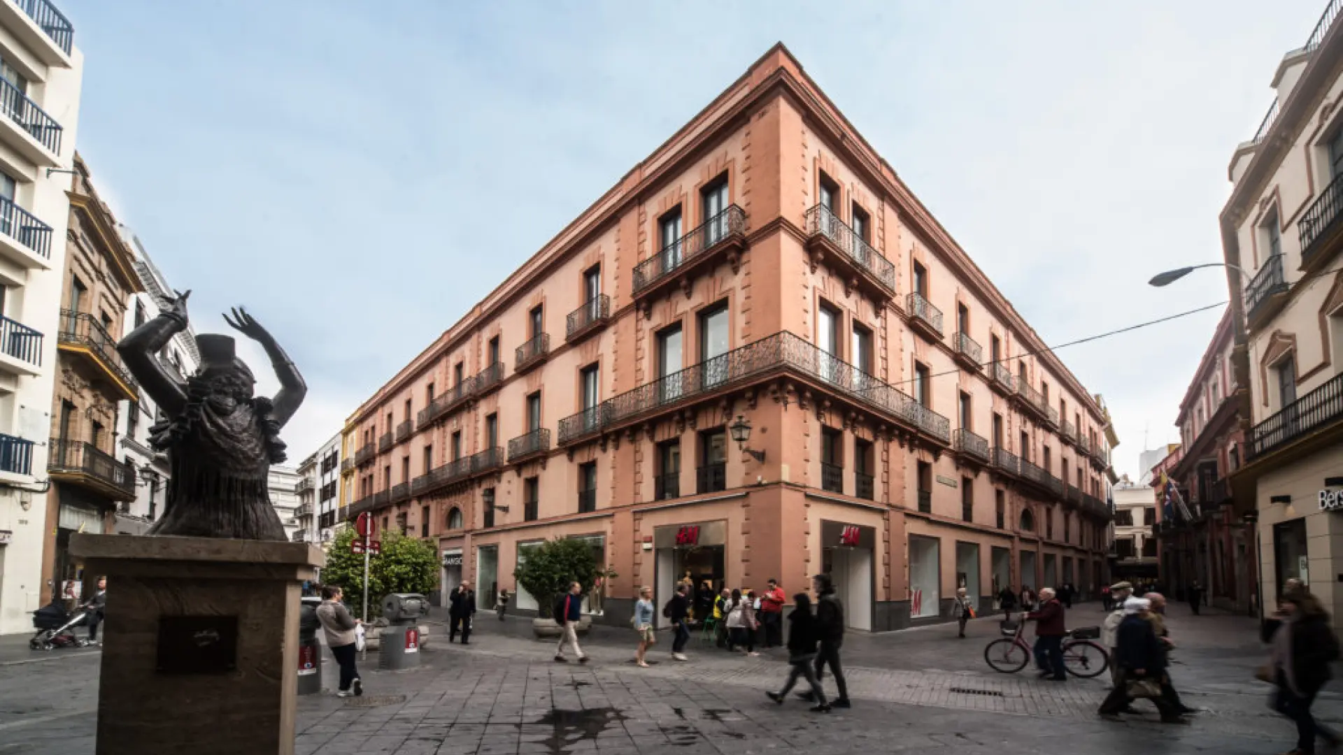 Reformada, con 900 metros cuadrados y 'retail' mediterráneo: así es la tienda de una famosa marca de moda que reabre en Sevilla