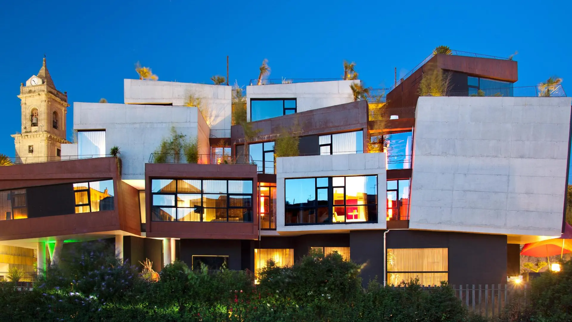 El curioso hotel de la Rioja Alavesa construido con cubos superpuestos