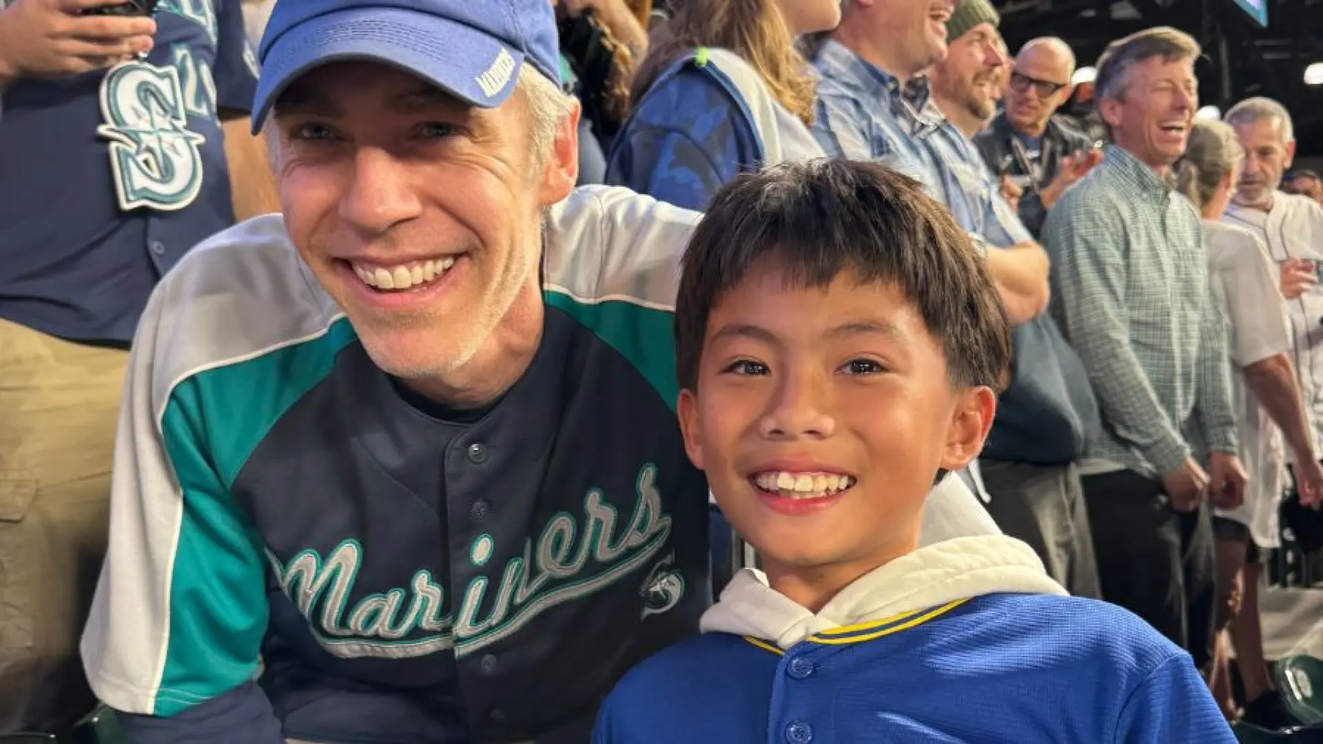 Un fan consigue una pelota de béisbol histórica y se la regala al niño que tenía al lado: ahora el equipo le ha recompensado