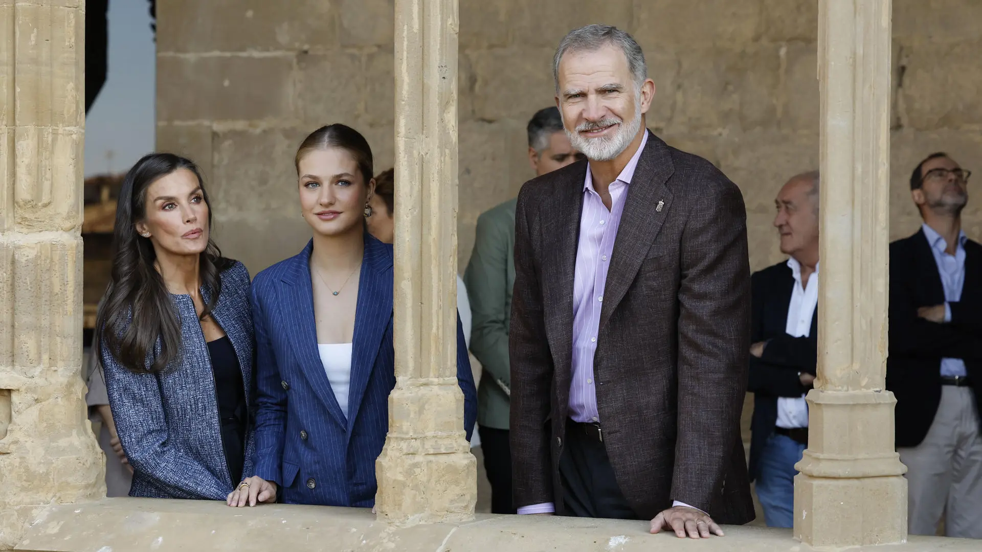 Leonor se viste de Letizia en Navarra: con 'jeans' blancos en tendencia y blazer con raya diplomática