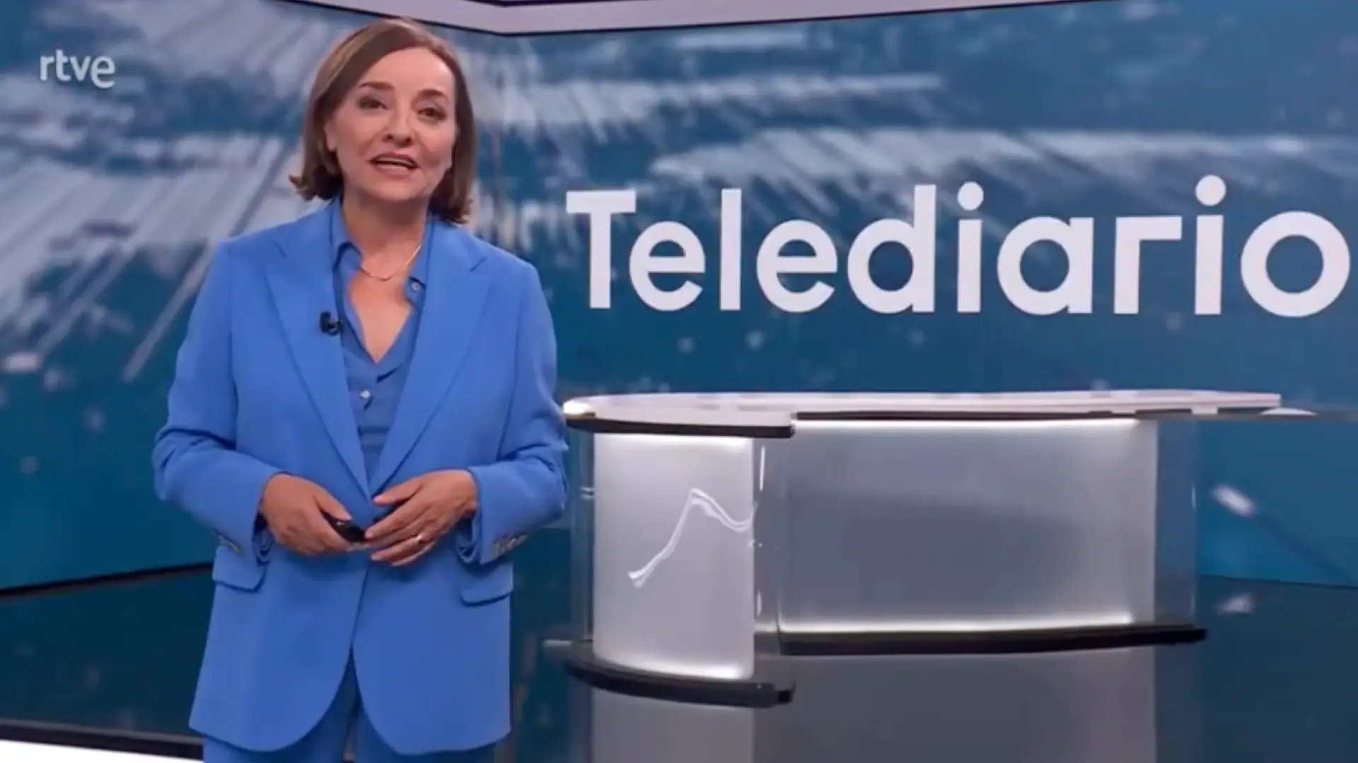 Pepa Bueno cierra 'Telediario 2' usando la lengua de signos y despidiéndose de un trabajador de TVE