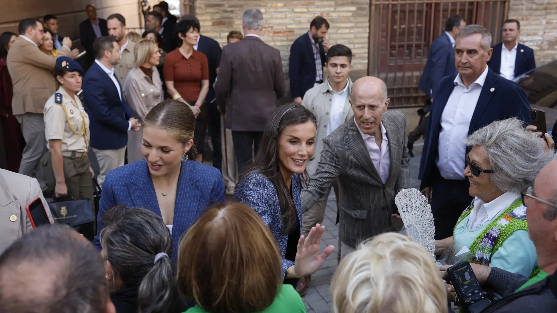 Leonor debuta como princesa de Viana: selfies, muchas risas y el cariño del público