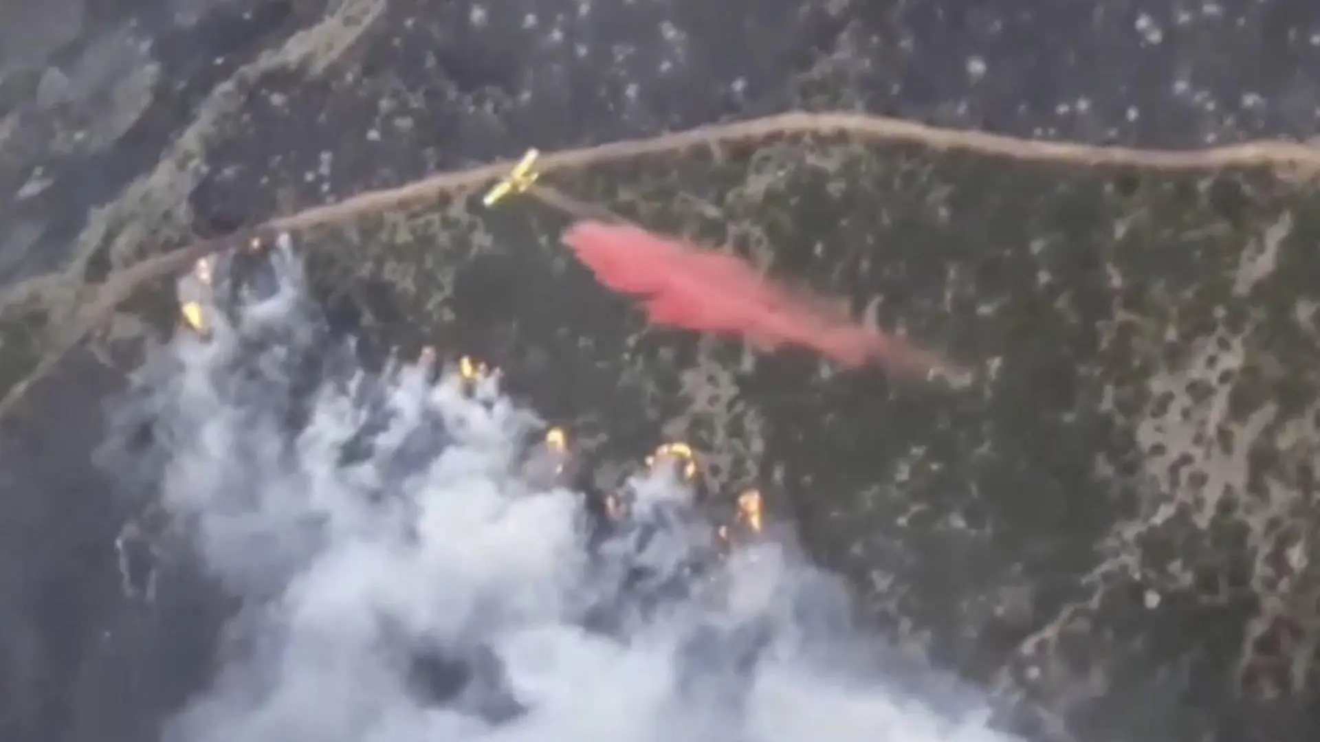 El incendio del Pico del Lobo, que mantiene dos municipios desalojados, se extiende a Segovia por el viento