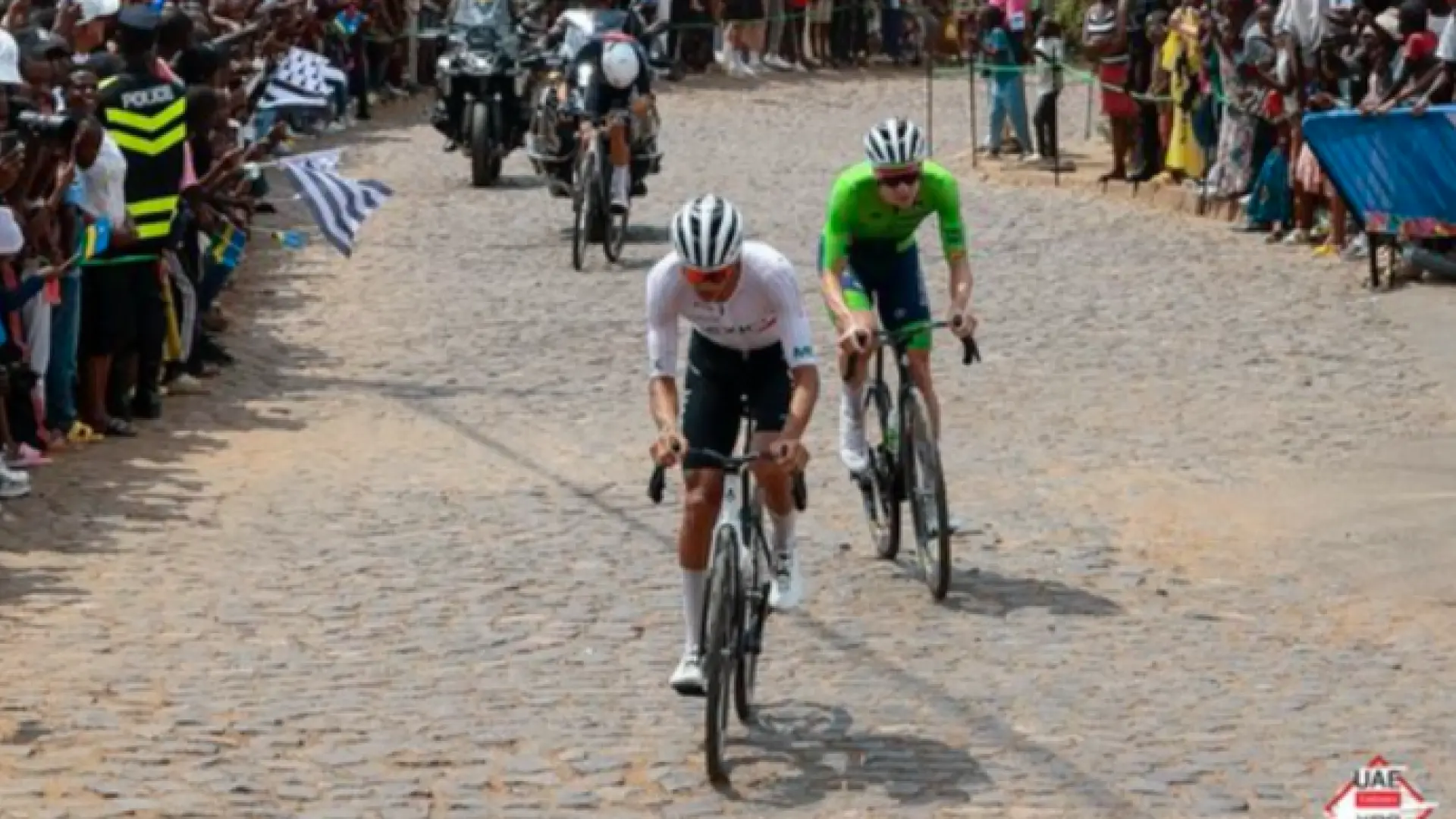El UAE, el equipo de Ayuso, borra una polémica foto del Mundial de Ciclismo que le dejaba en mal lugar