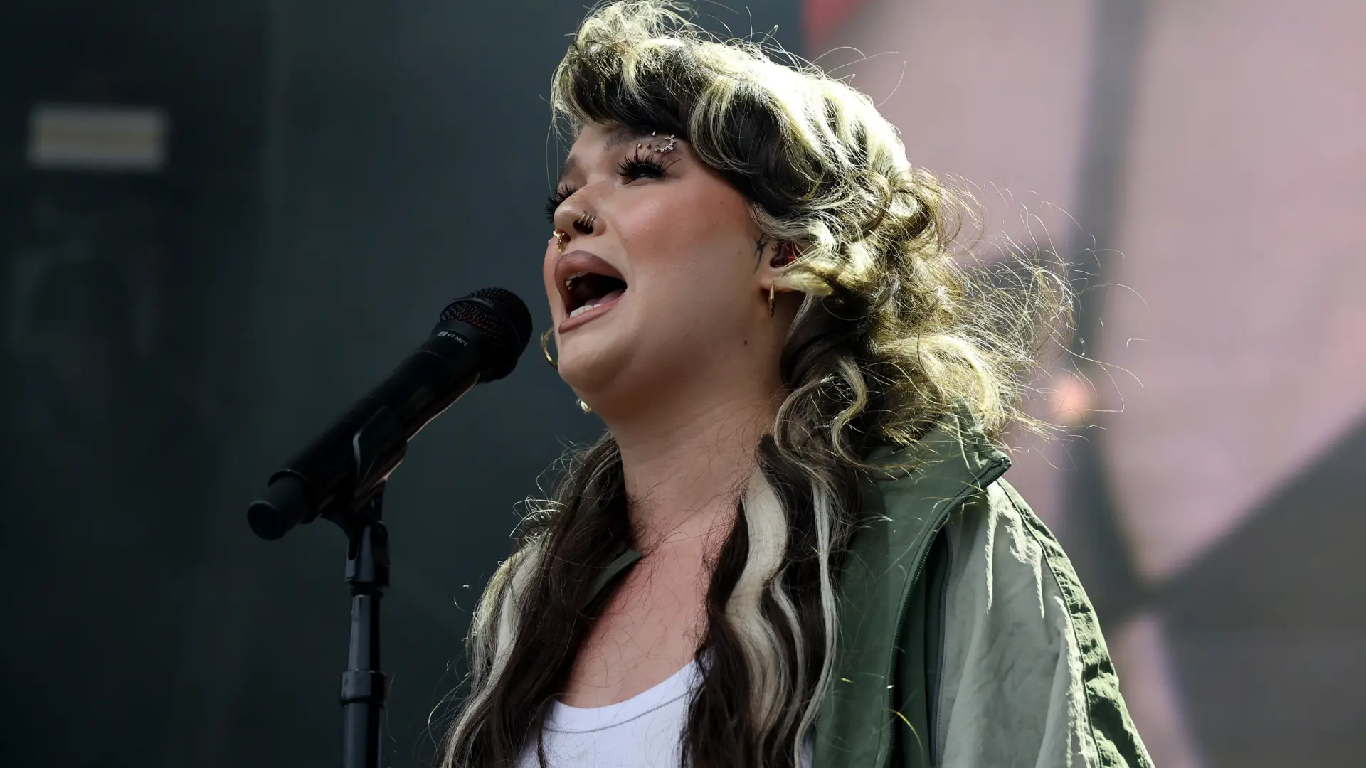 Lola Young colapsa y se desploma en pleno concierto
