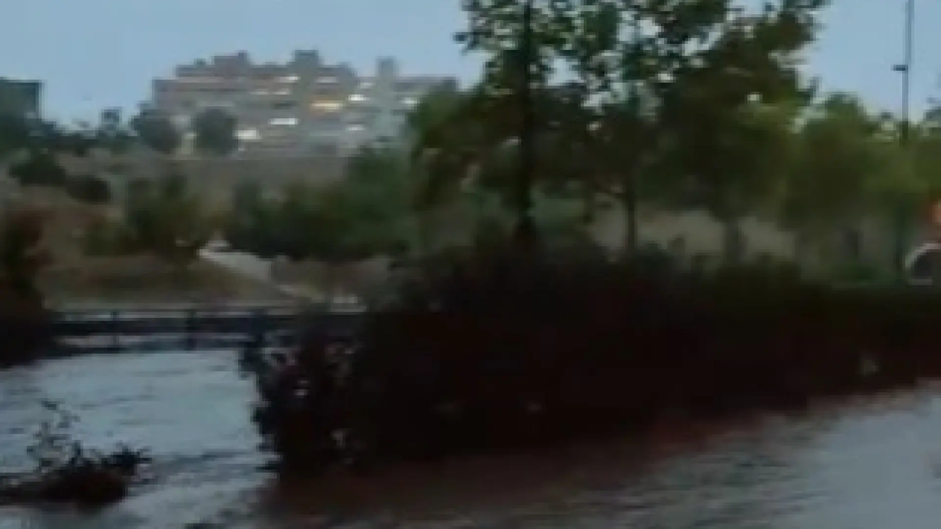 La lluvia obliga a cortar la Z-30 en el barranco de la muerte de Zaragoza, escenario de la gran riada de 2023