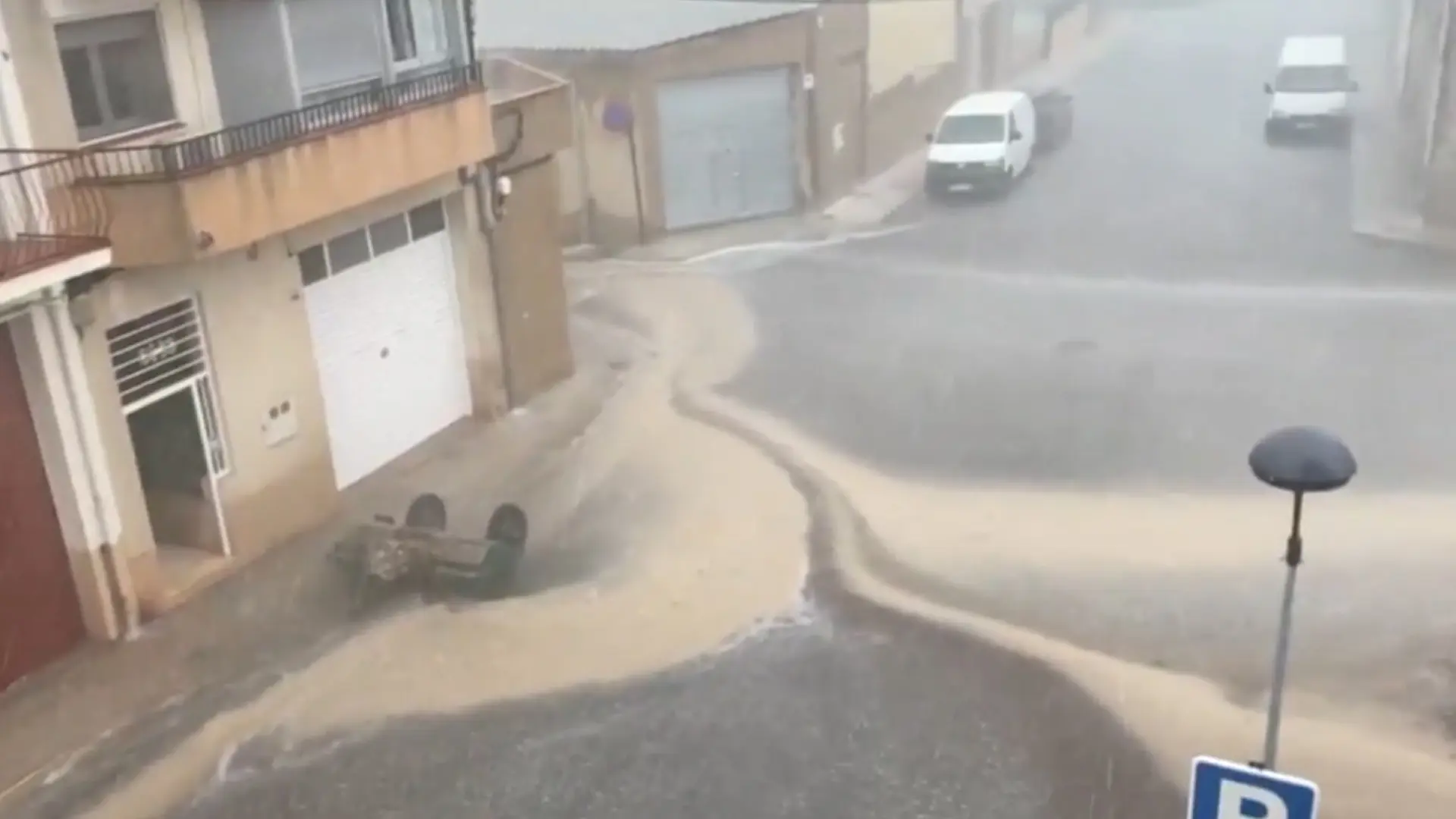 Las imágenes del temporal en Zaragoza, Valencia y Tarragona: calles anegadas, coches arrastrados y cientos de incidencias