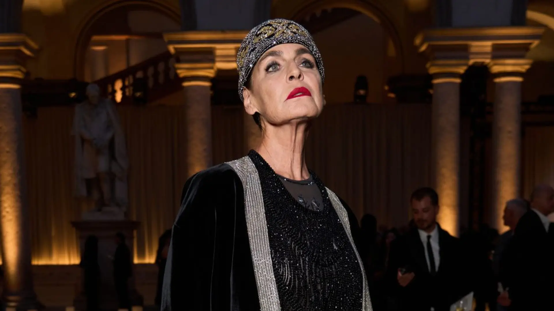 Antonia Dell'Atte, que fue musa de Giorgio Armani, acude al desfile de la firma italiana con un 'look' homenaje y el accesorio que seguirá triunfando en 2026