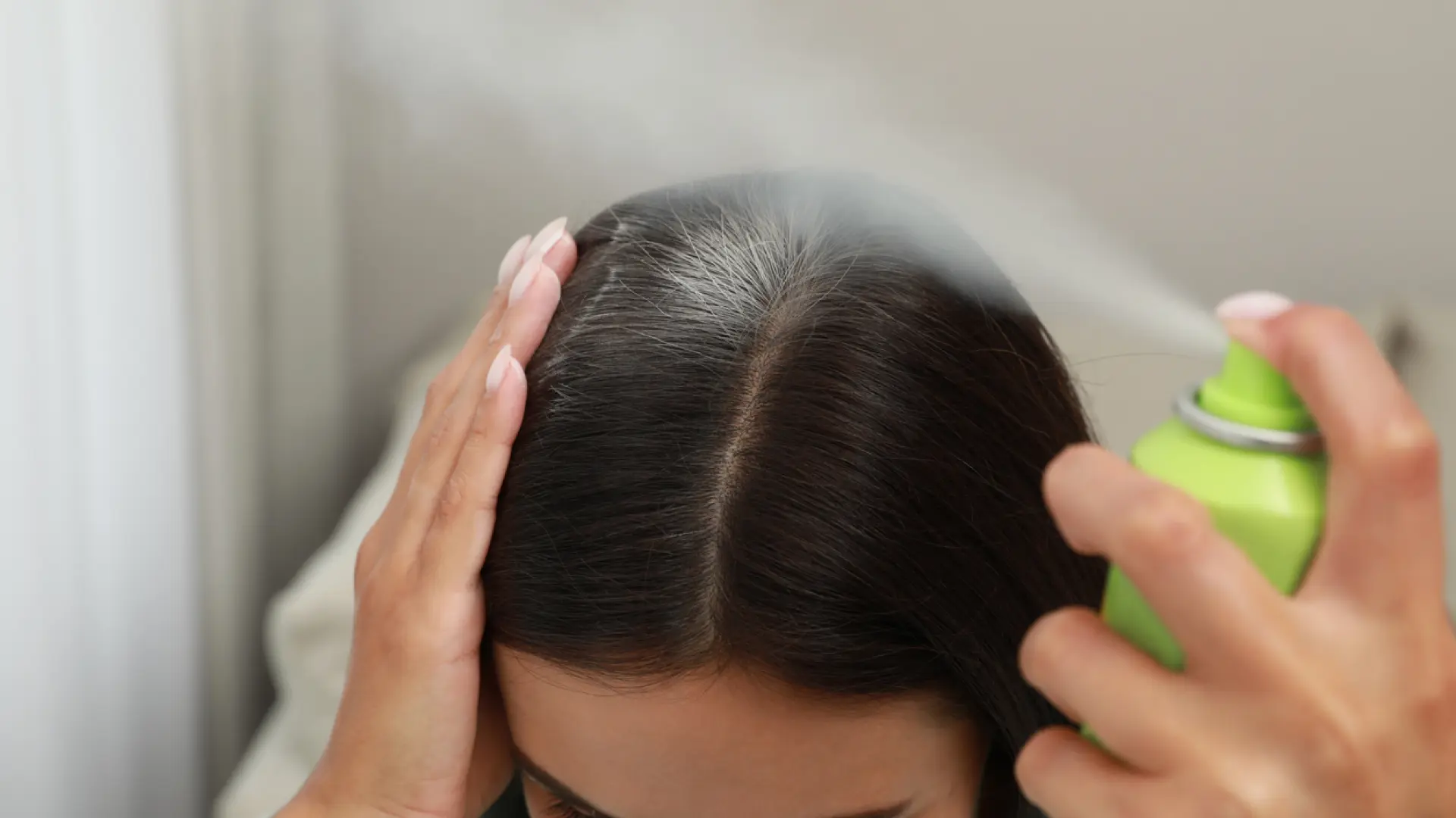 Laura Maya, maquilladora: "Si no utilizas champú en seco porque se te queda la cabeza blanca, es que lo estás haciendo mal"