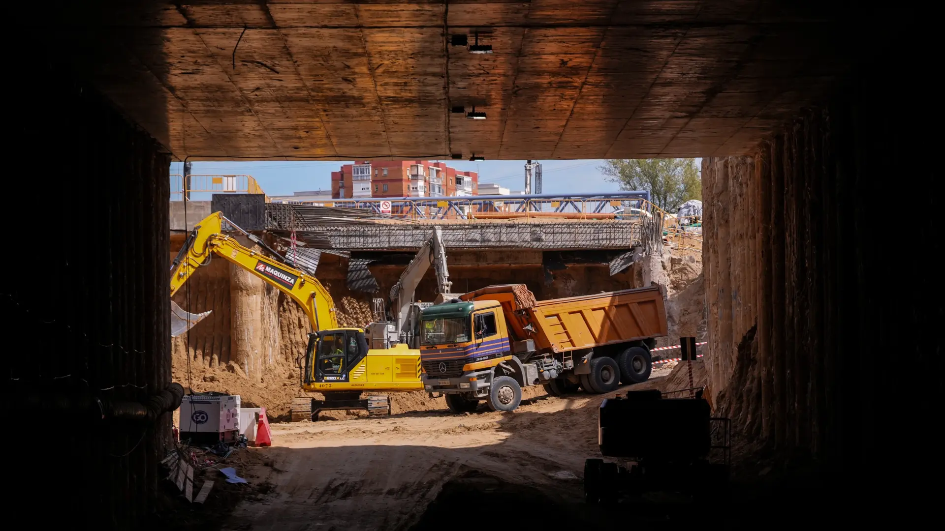 La obra en la A-5 provoca cortes luz y agua "por sorpresa" en Aluche y Batán: los vecinos piden avisos con antelación