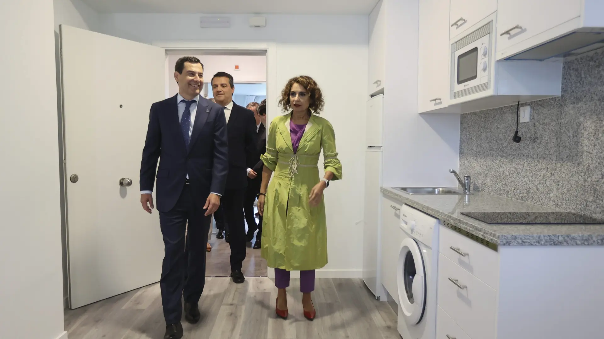Moreno y Montero confrontan sus políticas de vivienda en una entrega conjunta de llaves
