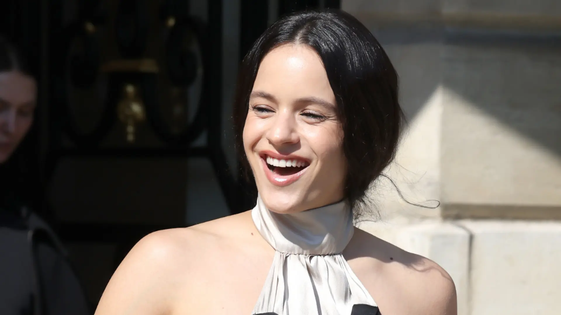 Rosalía desata la polémica al aparecer en París con el vello de las axilas blanco: "Pasa lo ridículo"