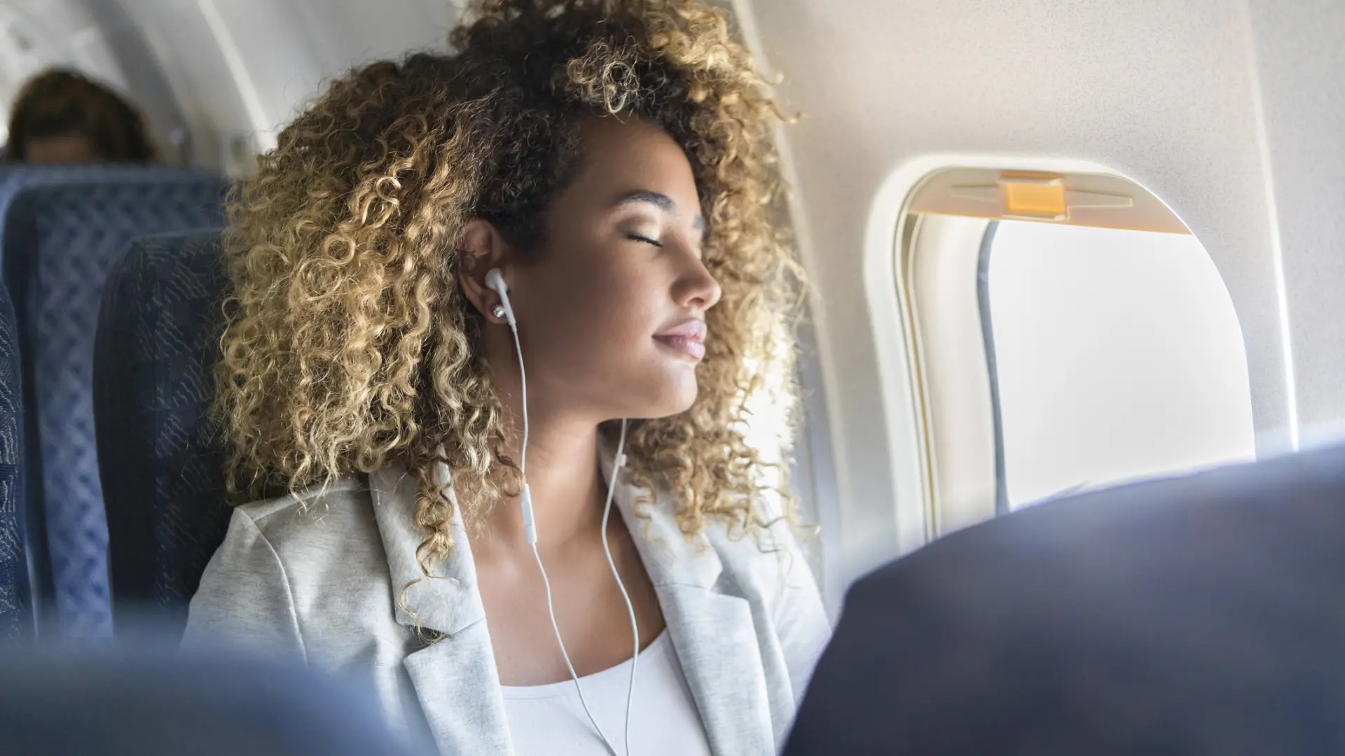 Todo lo que puedes pedir gratis en el avión si viajas en clase económica (y no lo sabías)