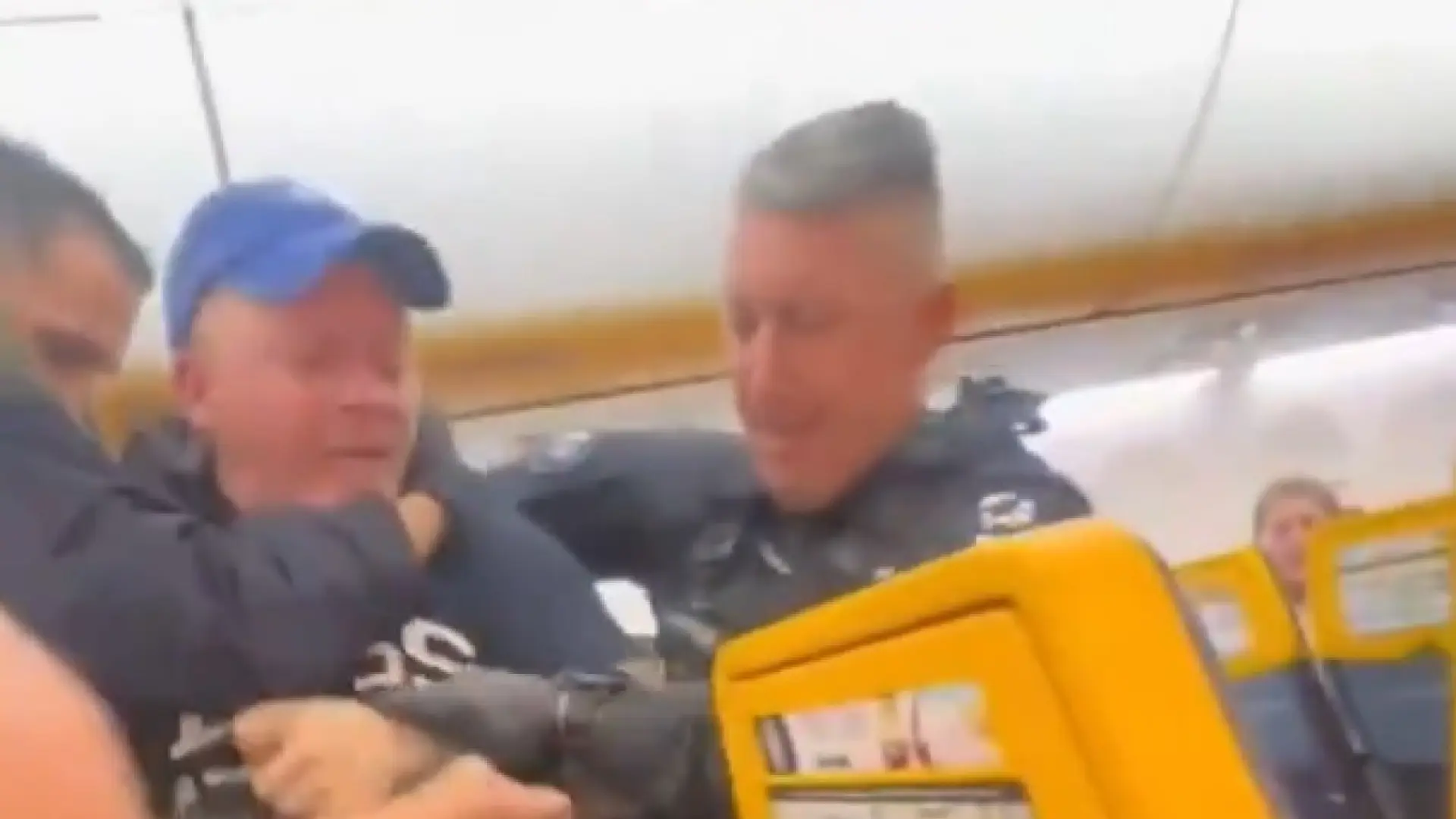Un grupo de pasajeros ebrios que celebraban una despedida de soltero desatan el caos en un avión de Ryanair y lo obligan a aterrizar