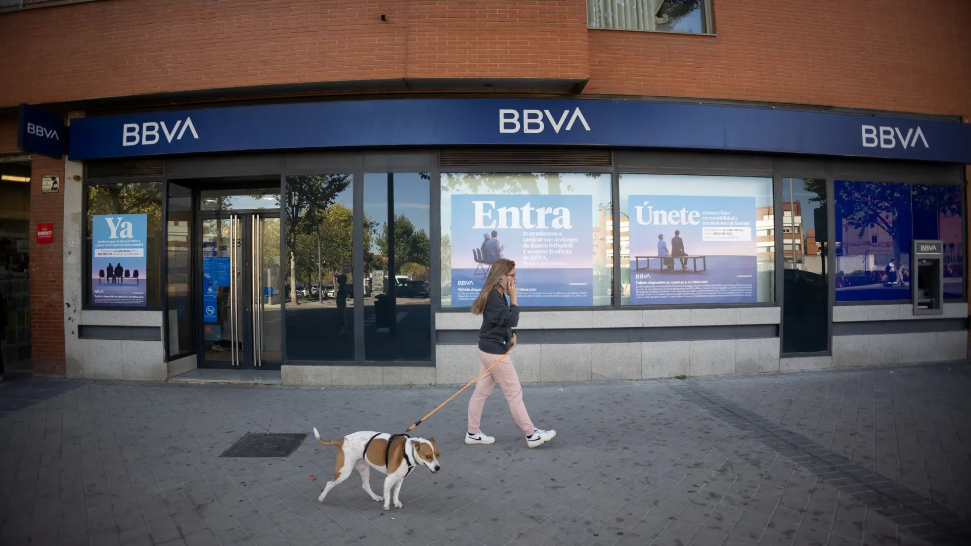 BBVA cotiza en tablas a la espera de la reunión del consejo de Banco Sabadell y el voto de David Martínez