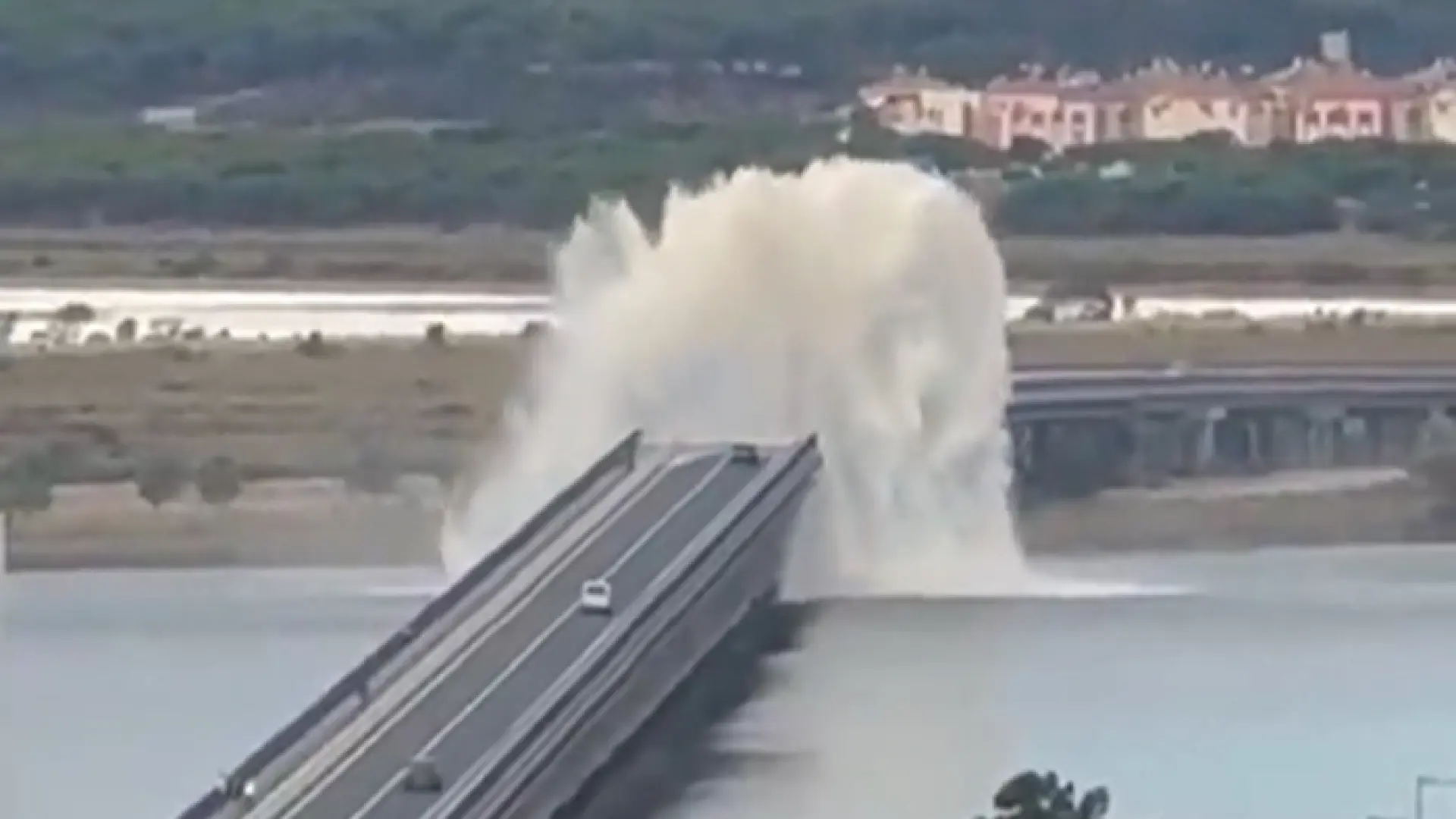 La rotura de una tubería del Puente Sifón de Huelva provoca una gran columna de agua