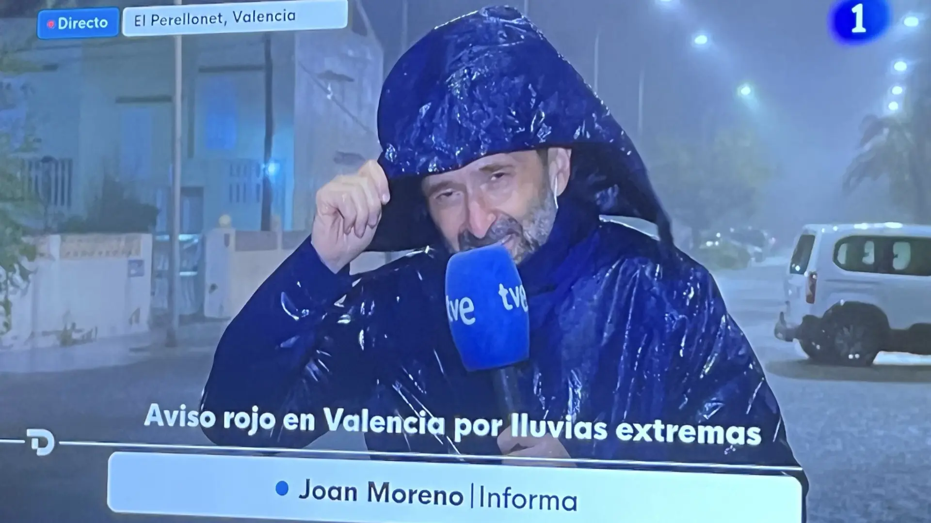 La imagen del reportero Joan Moreno, empapado bajo el aguacero en Valencia, divide a la audiencia: "Excesivo"