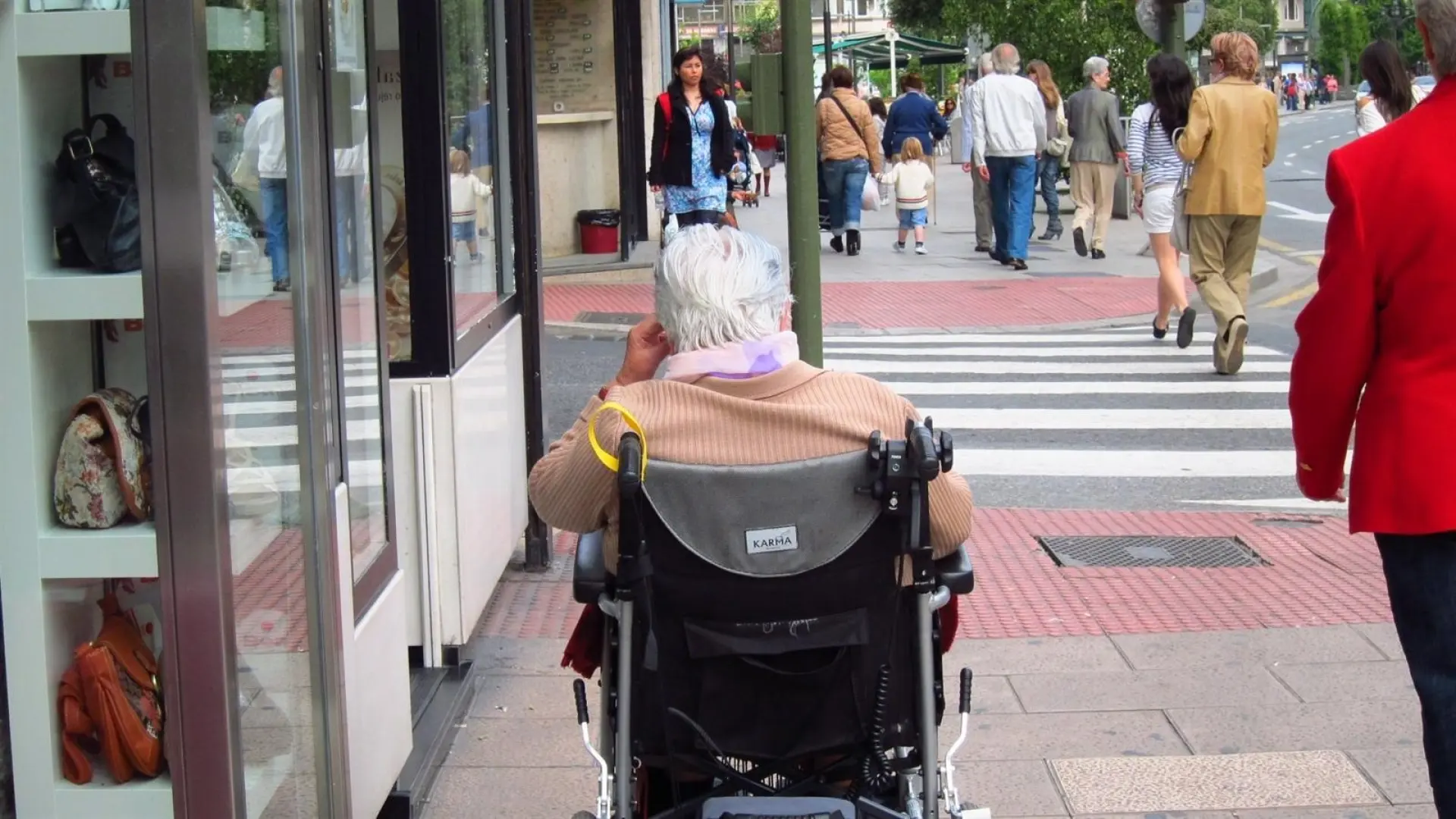 El 77% de personas mayores con movilidad reducida encuentra barreras arquitectónicas diarias