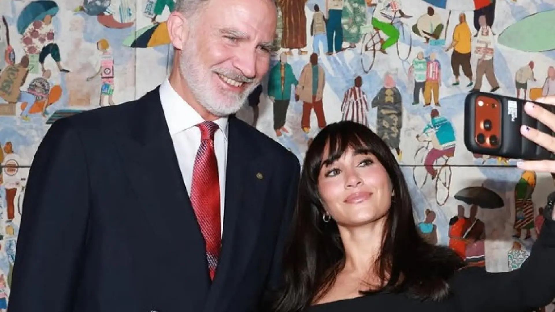 Aitana y el rey Felipe VI se hacen un 'selfie' para la historia: "Icónico"