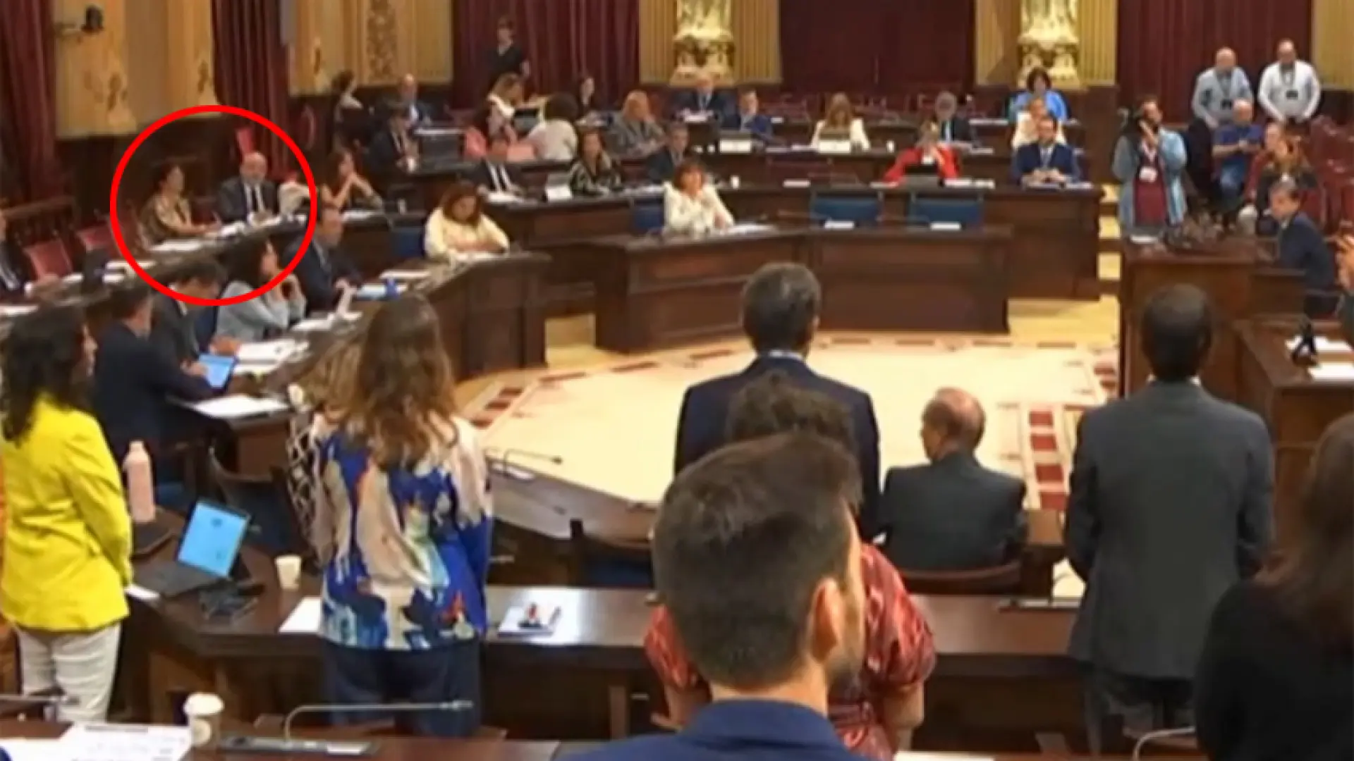 Dos diputados baleares de Vox golpean la mesa durante un minuto de silencio por Gaza promovido por el PSOE en el Parlament