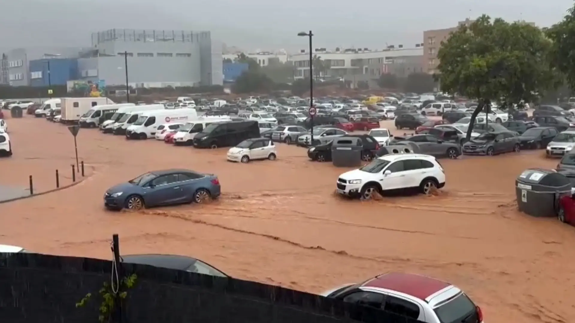 Los vídeos más impactantes del temporal en Ibiza: calles como ríos, derrumbes, desalojos y multitud de incidencias