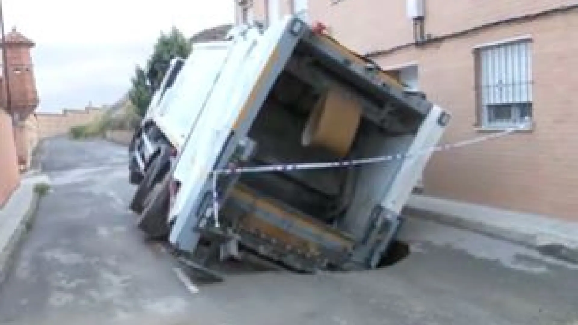 Un socavón 'se traga' al camión de la basura en Teruel: "No es normal, este barrio está muy dejado"