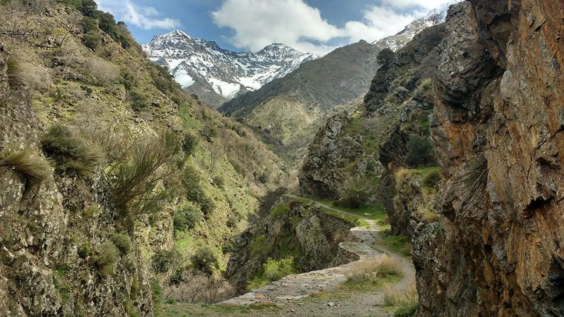 La ruta de senderismo de Granada que ofrece unas vistas increíbles de cumbres más altas de la Península