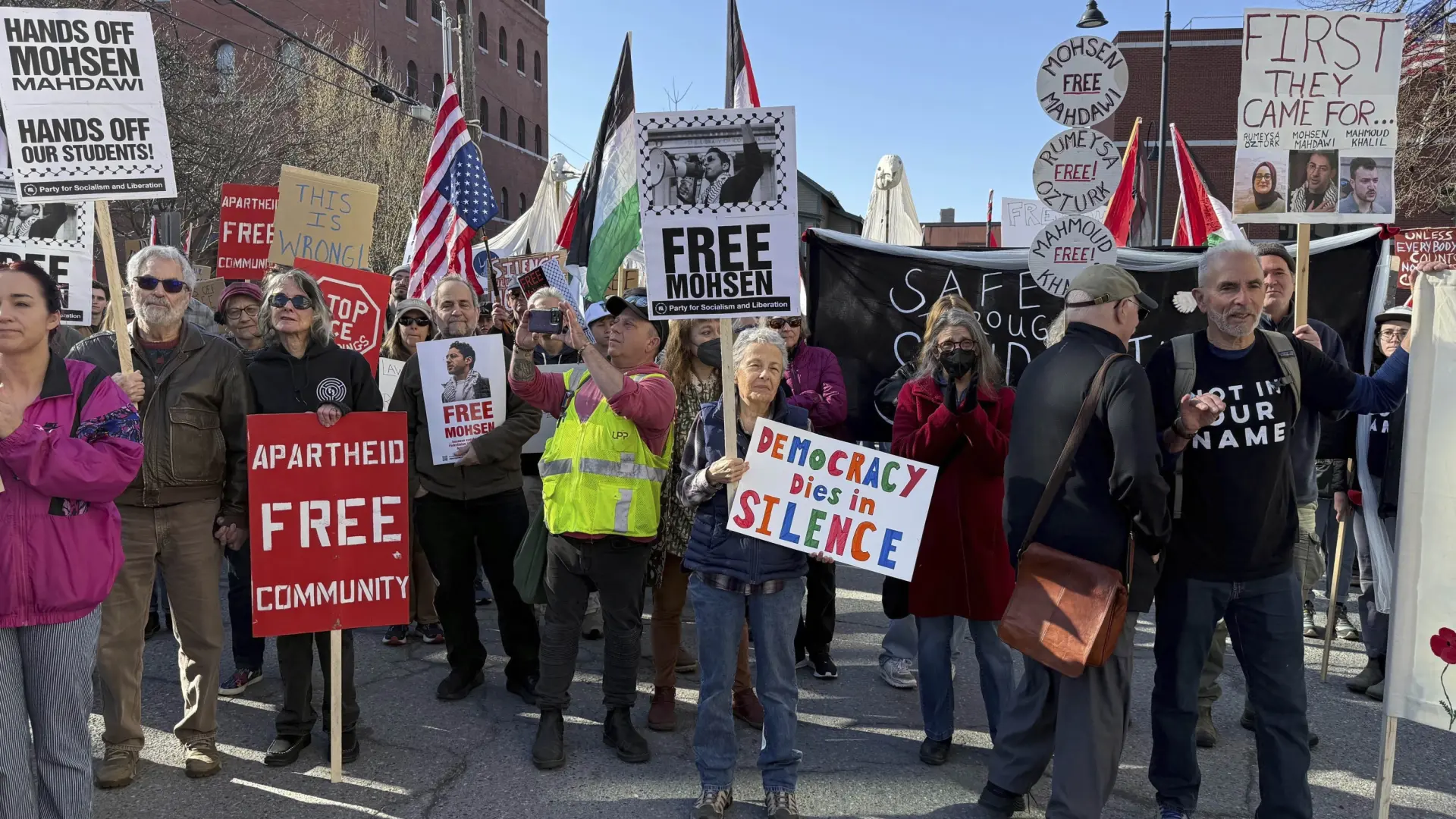 Un juez afirma que el Gobierno de EEUU actuó de manera inconstitucional al deportar a extranjeros por protestar a favor de Gaza