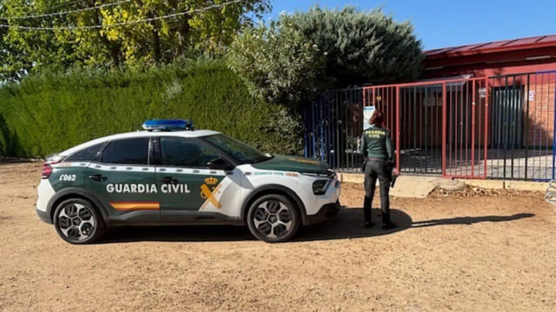 Identificadas cinco personas, tres de ellas menores, por vaciar un extintor y defecar en la piscina de Nava de Rey