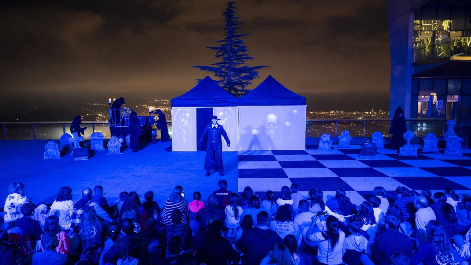 Un baile de zombis, un hotel abandonado y realidad virtual 'Traumatika'...: así se celebrará Halloween en el Tibidabo