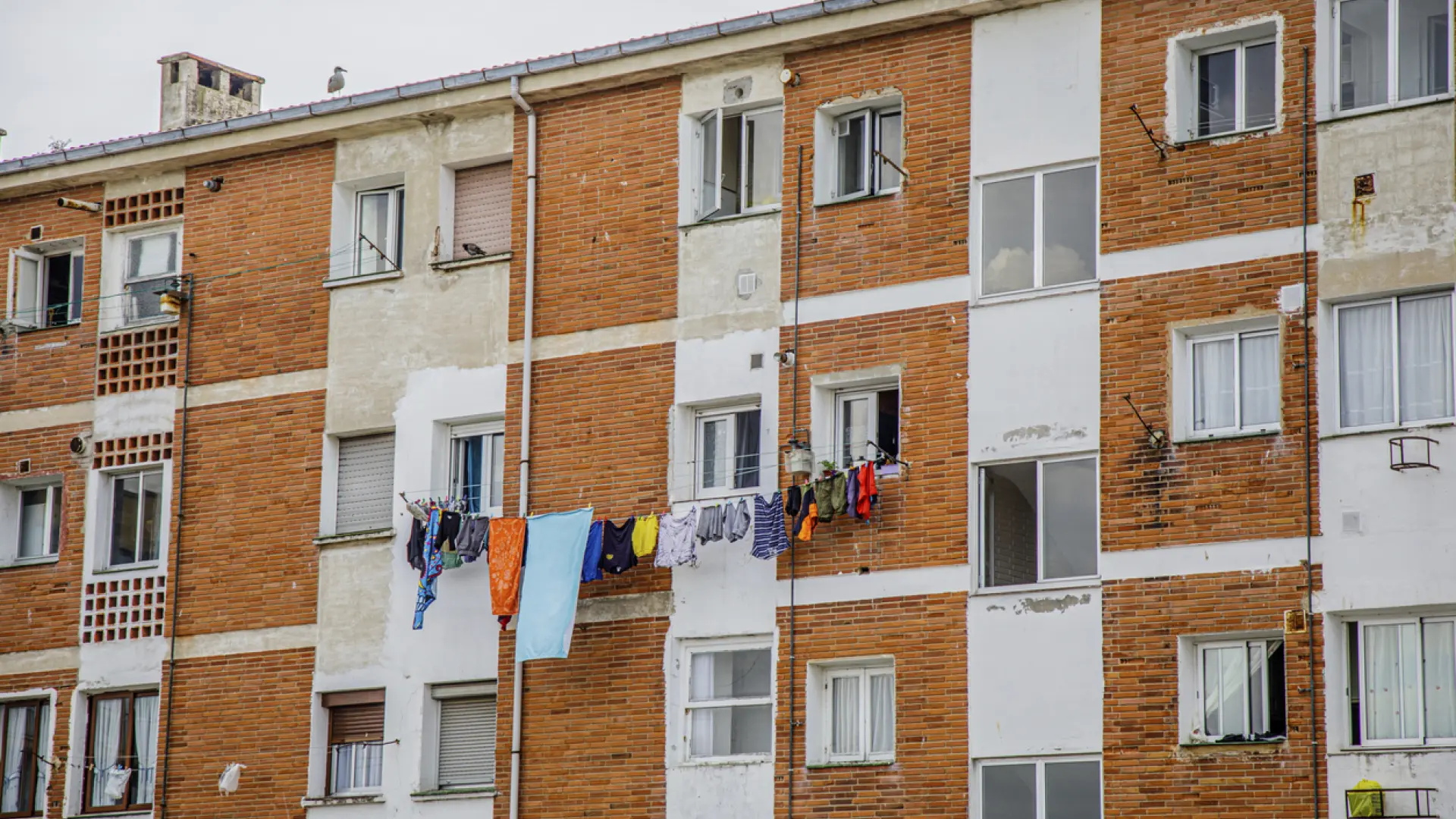 Multas de hasta 750 € en Madrid: por qué deberías dejar de tender en tu terraza o ventana