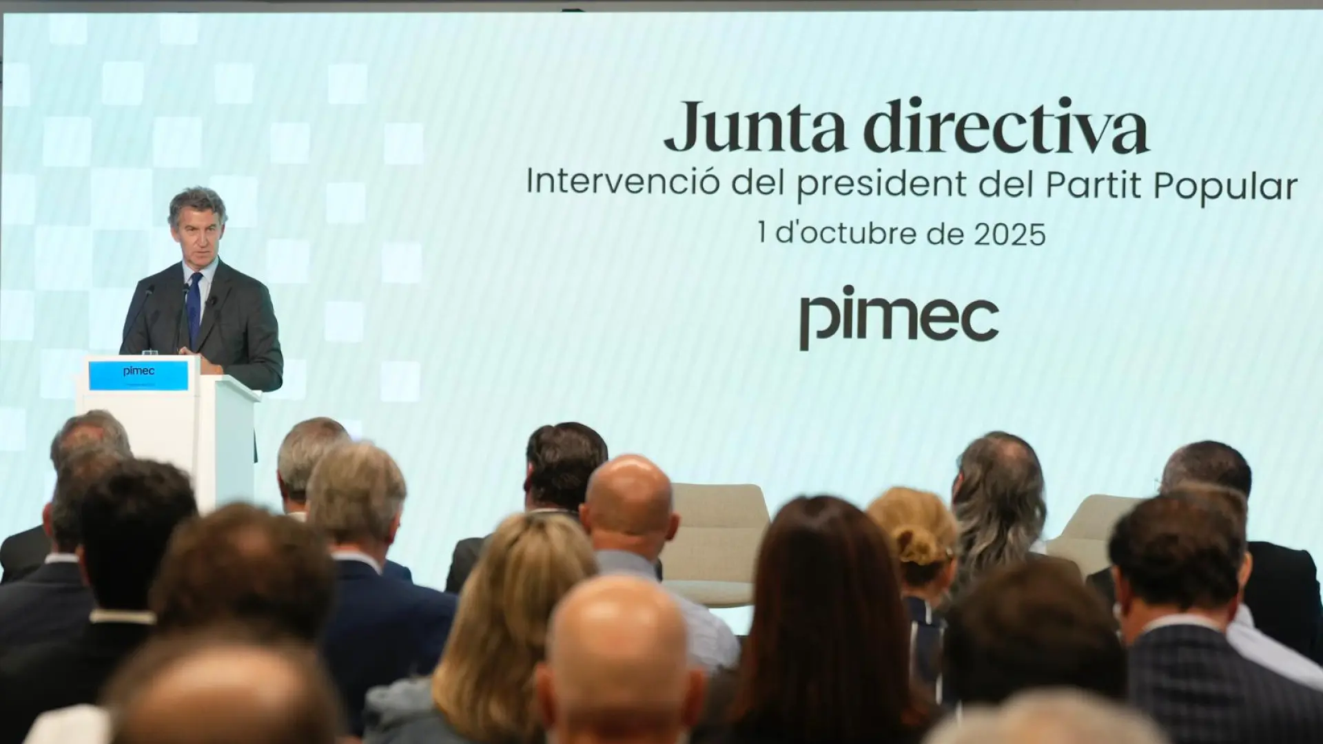Feijóo se vuelca con las empresas catalanas: lamenta que paguen los impuestos "más altos" y ondea la bandera de la clase media